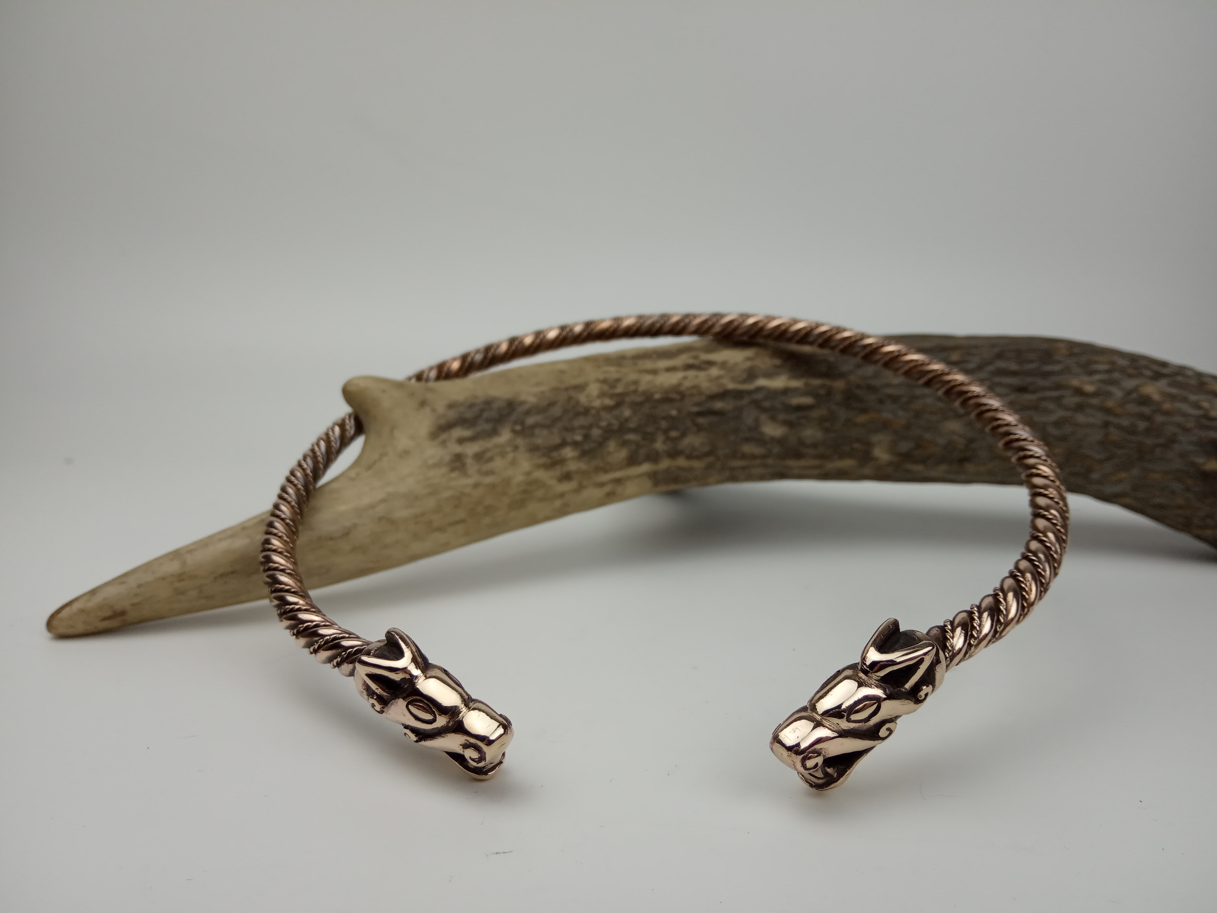 Vikingský torques vlčí hlavy