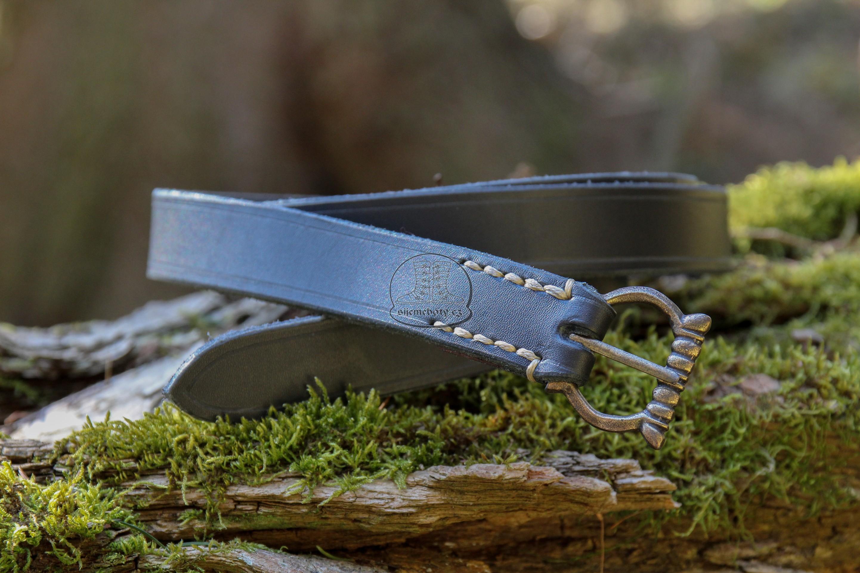 Kožený pásek v gotickém stylu