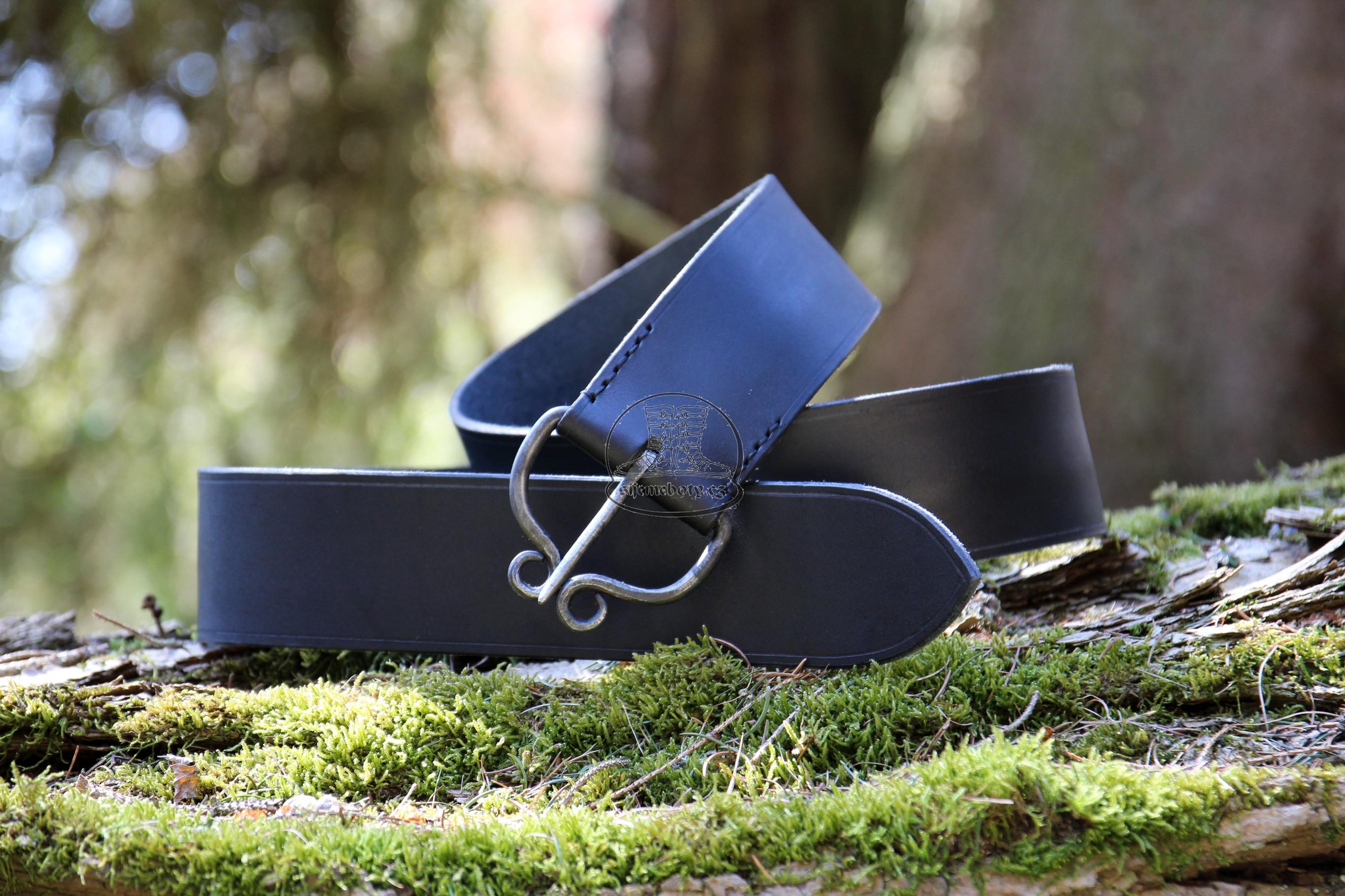 Středověký opasek se železnou přezkou