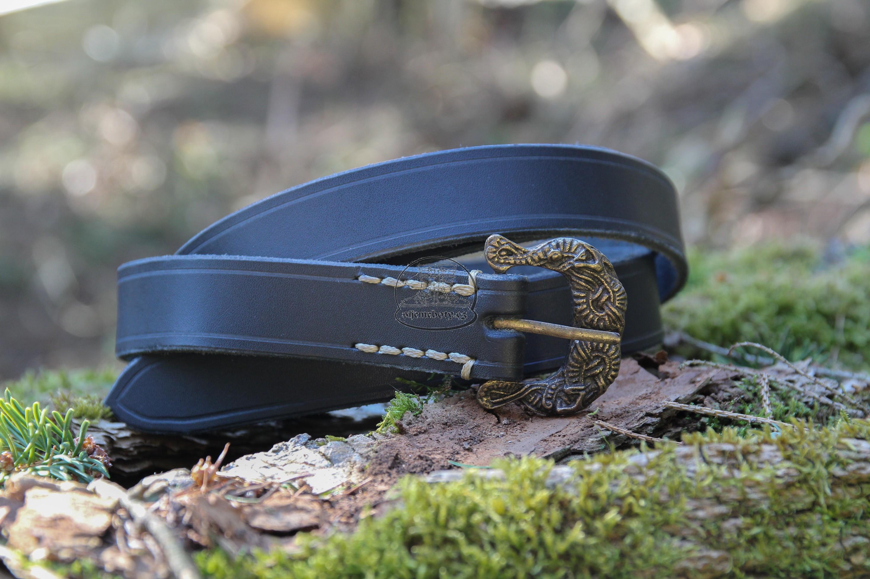 Gotický pásek s dekorativní přezkou