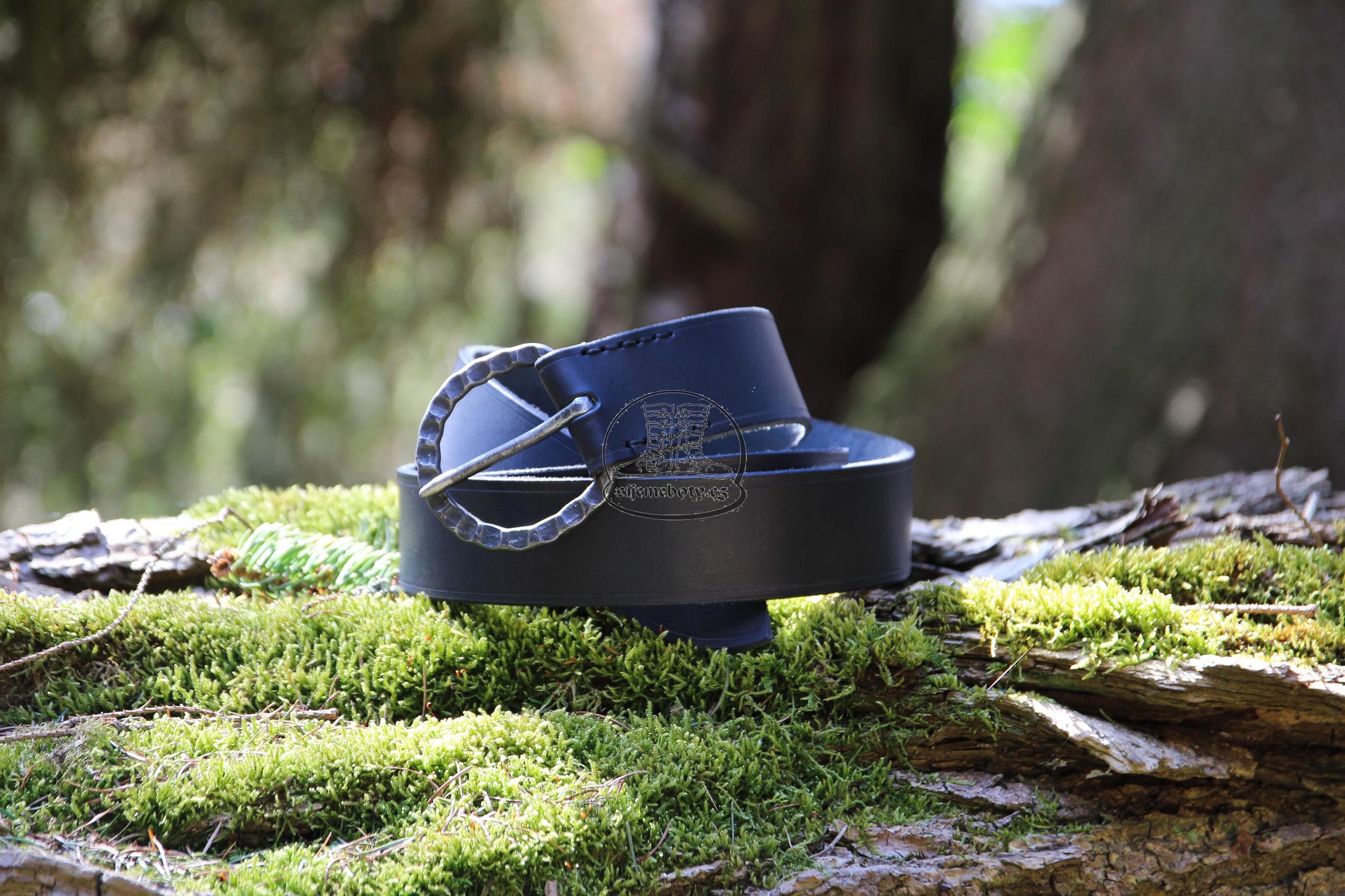 Gotický opasek s velkou železnou přezkou