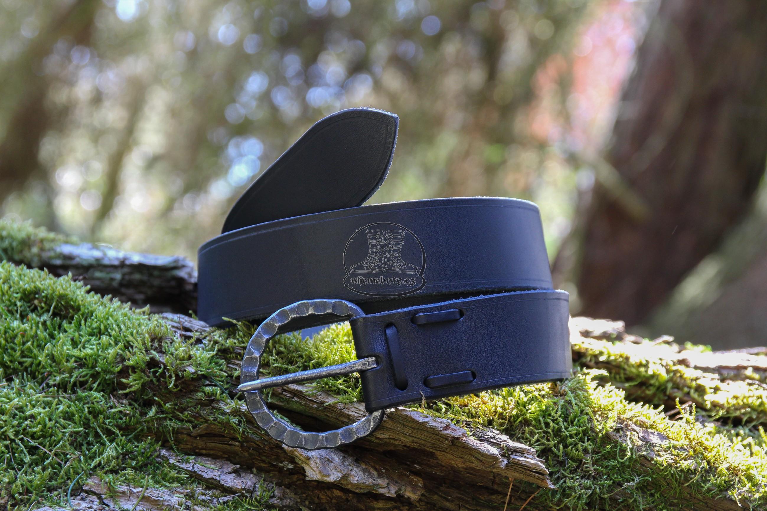 Široký gotický opasek se železnou přezkou