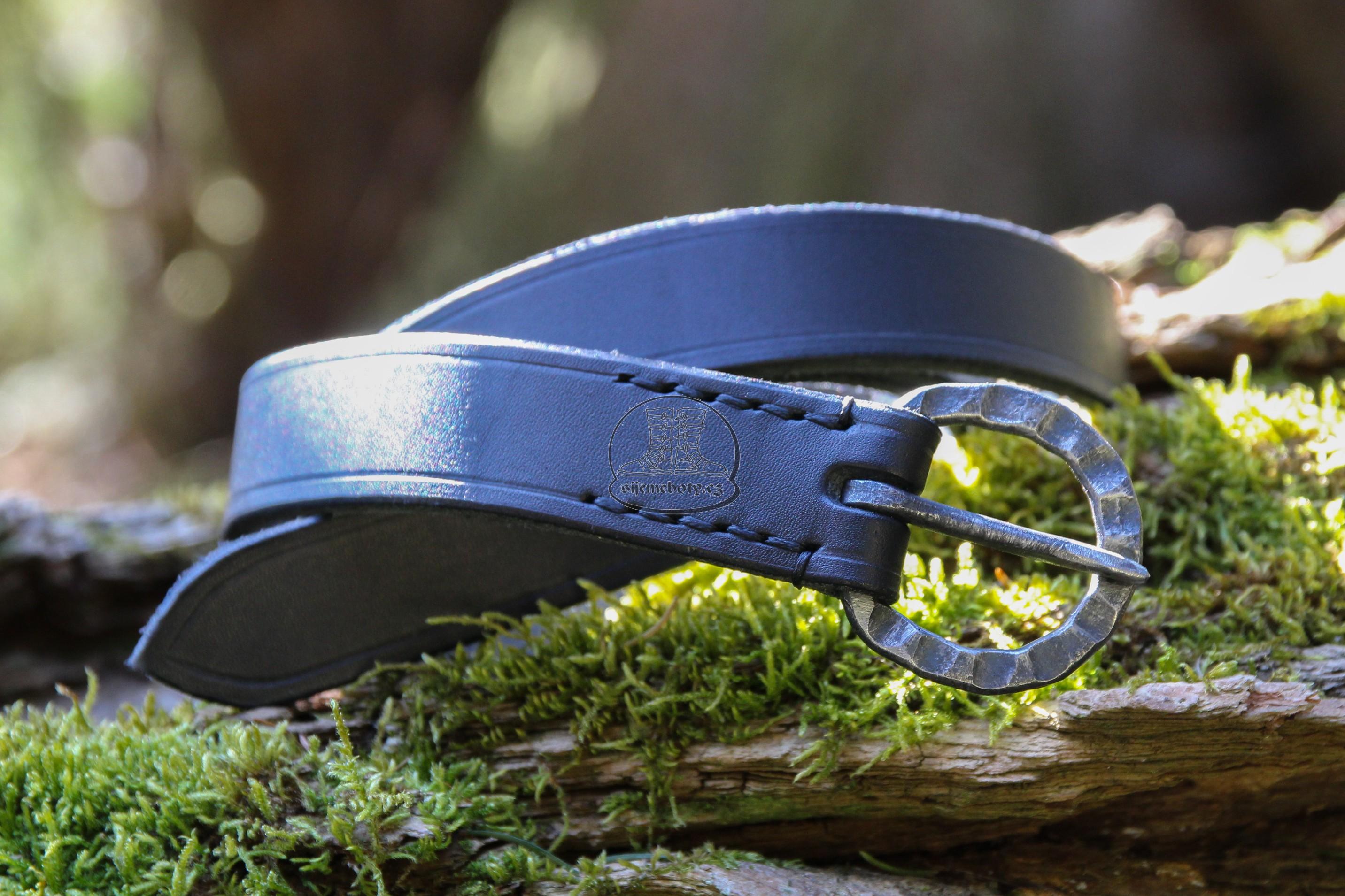 Úzký gotický opasek se železnou přezkou