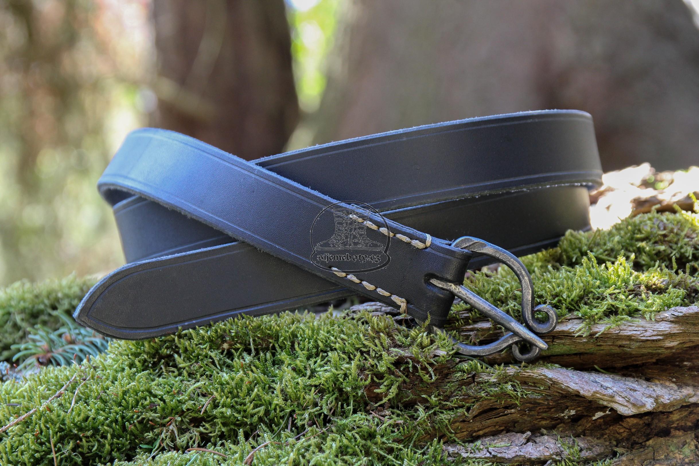 Úzká středověká spona s kovanou přezkou