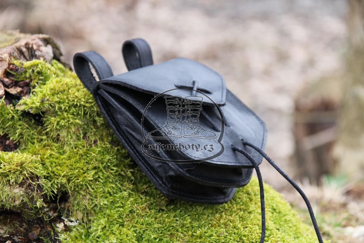 Středověká brašna s křížem