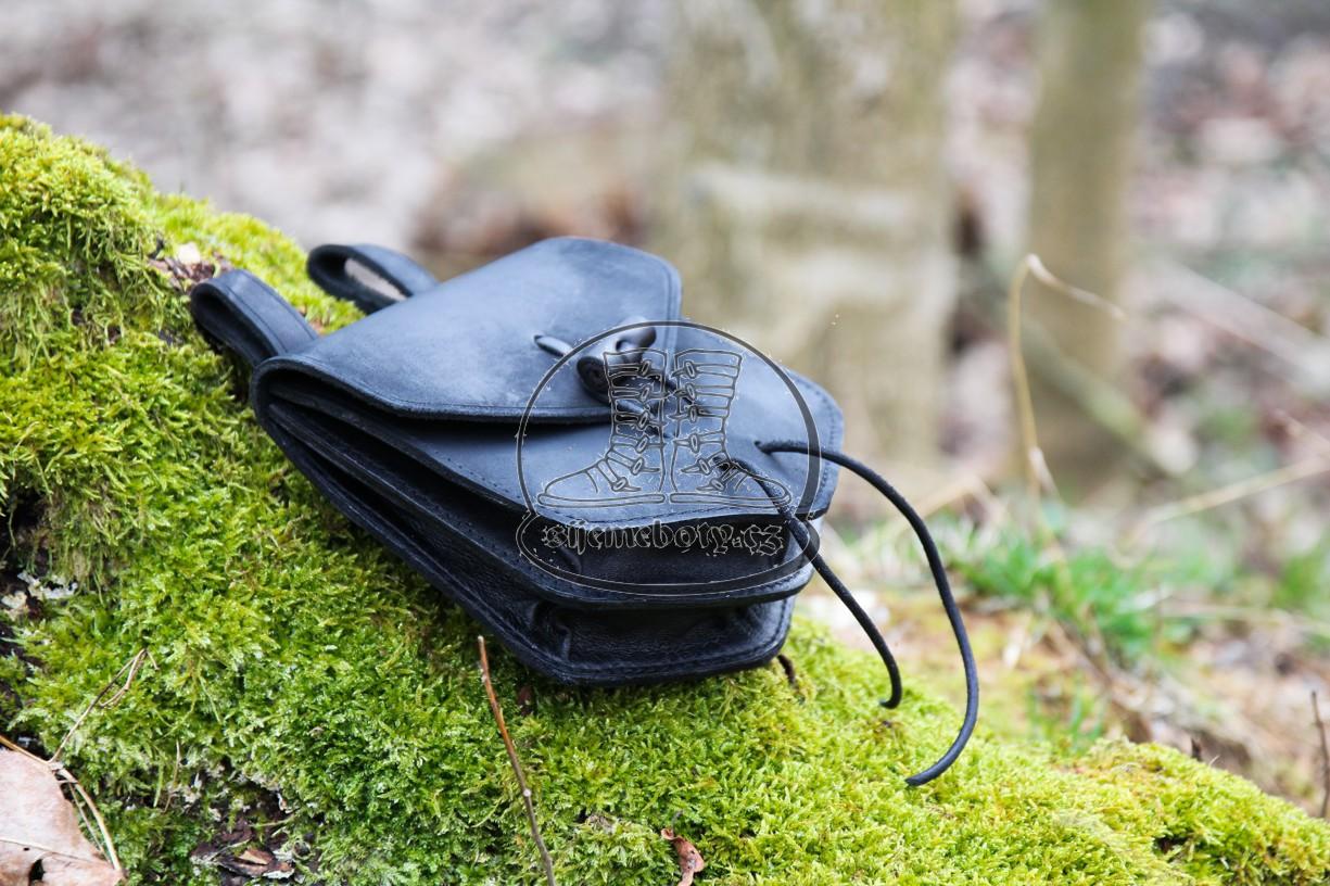 Středověká kožená brašna s koženým knoflíkem