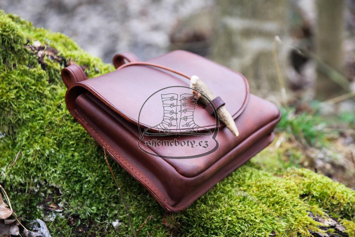 Kožená široká brašna s knoflíkem z parohu