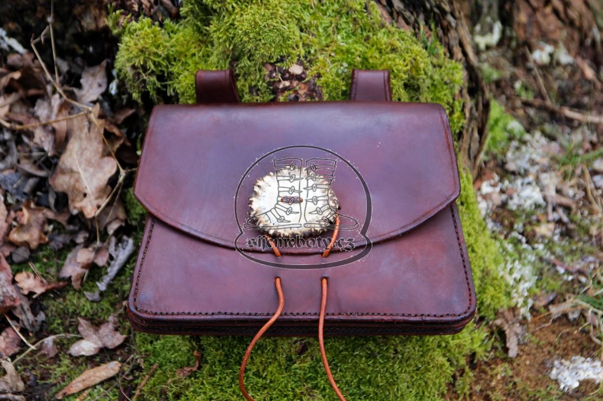 Raně středověká brašna s knoflíkem z parohu