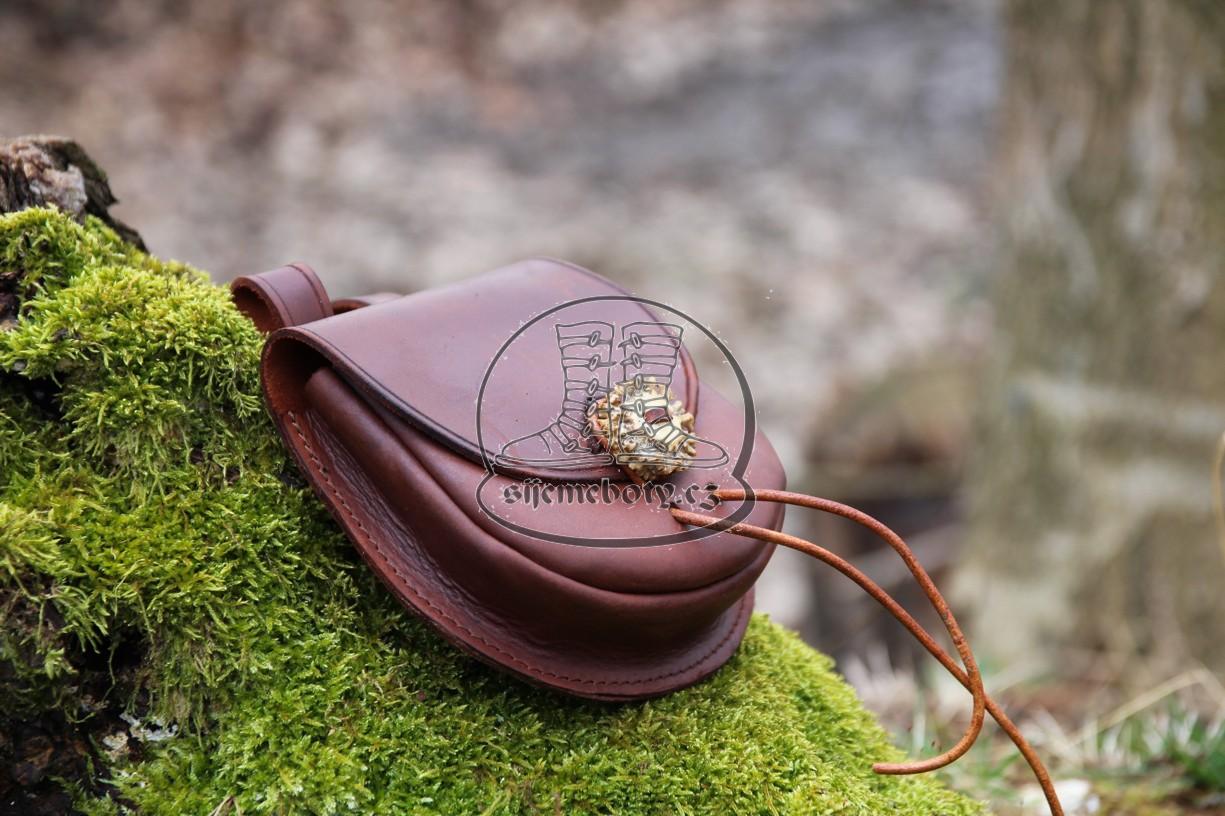 Raně středověká malá brašna s knoflíkem z parohu