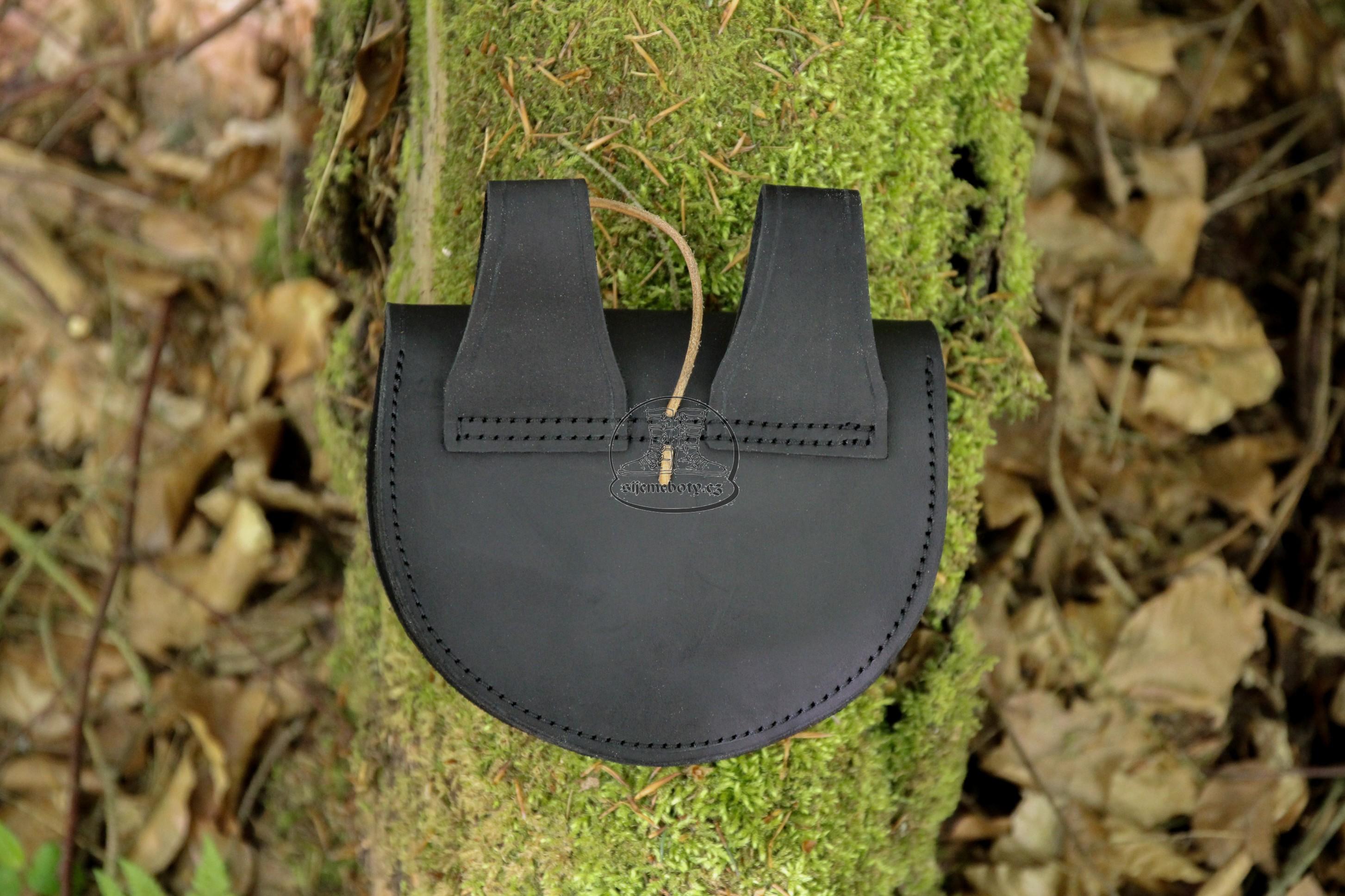 Kulatá středověká brašna s knoflíkem z parohu