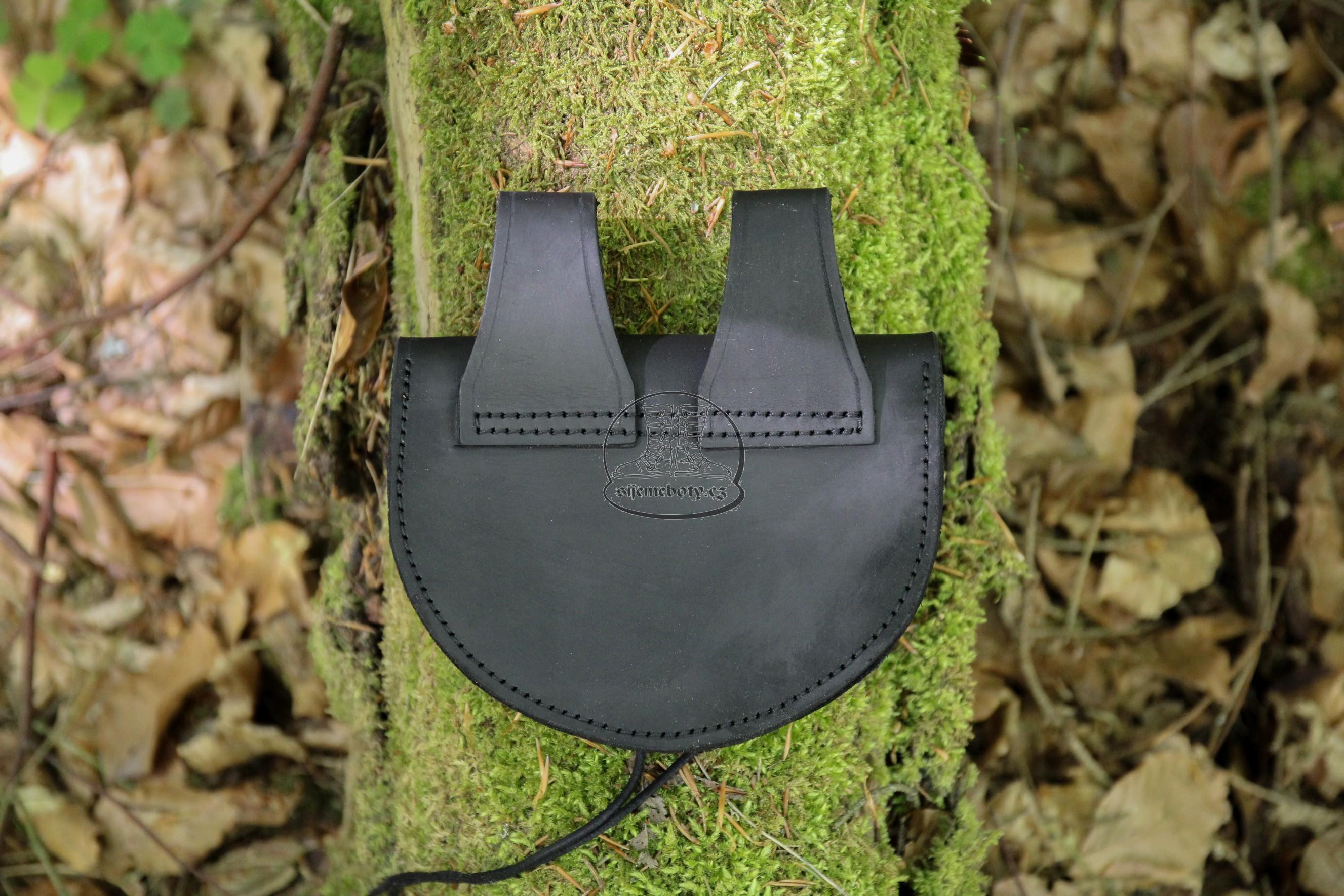 Kožená brašna s křížem