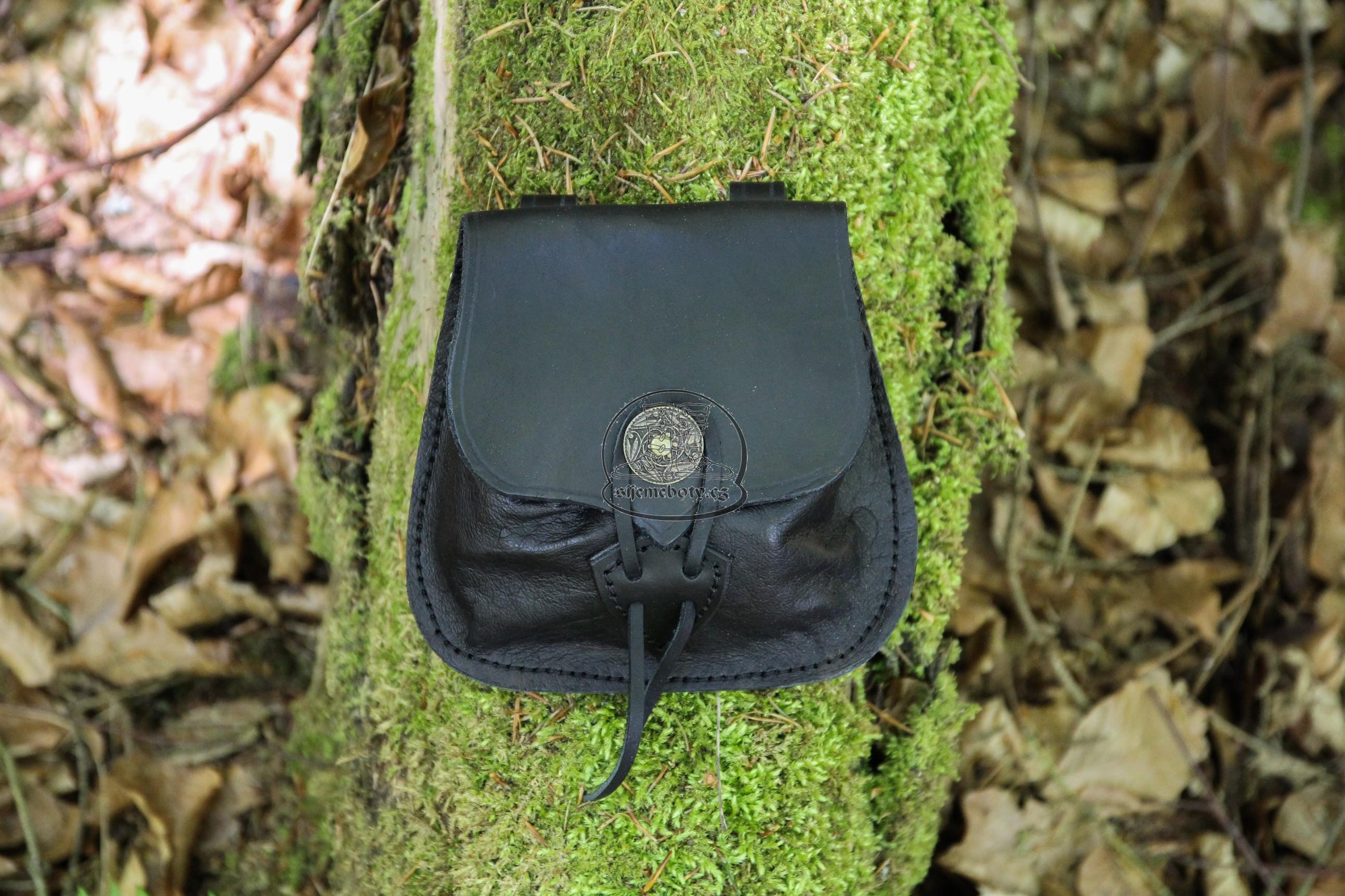 Malá středověká brašna s dekorativním knoflíkem