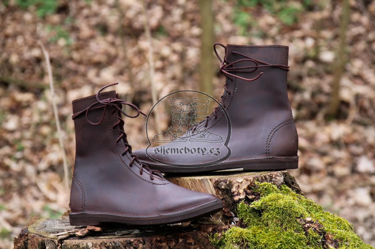 Středověké boty se šněrováním, 14.-15. století