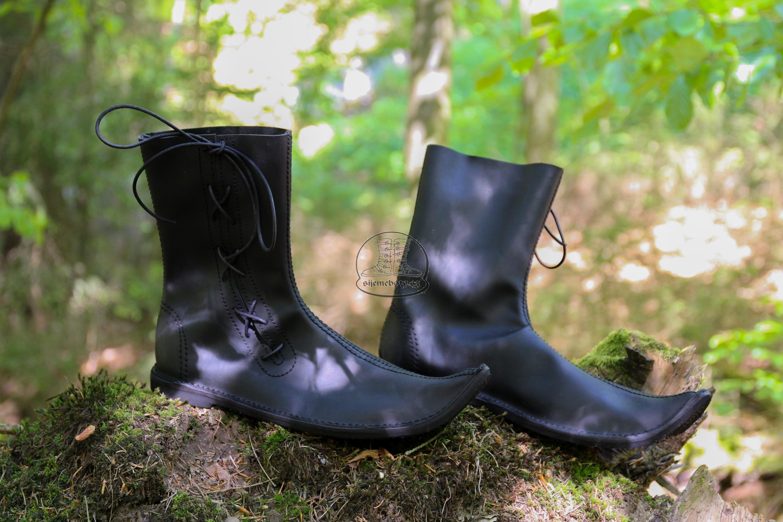 Polovysoké středověké boty