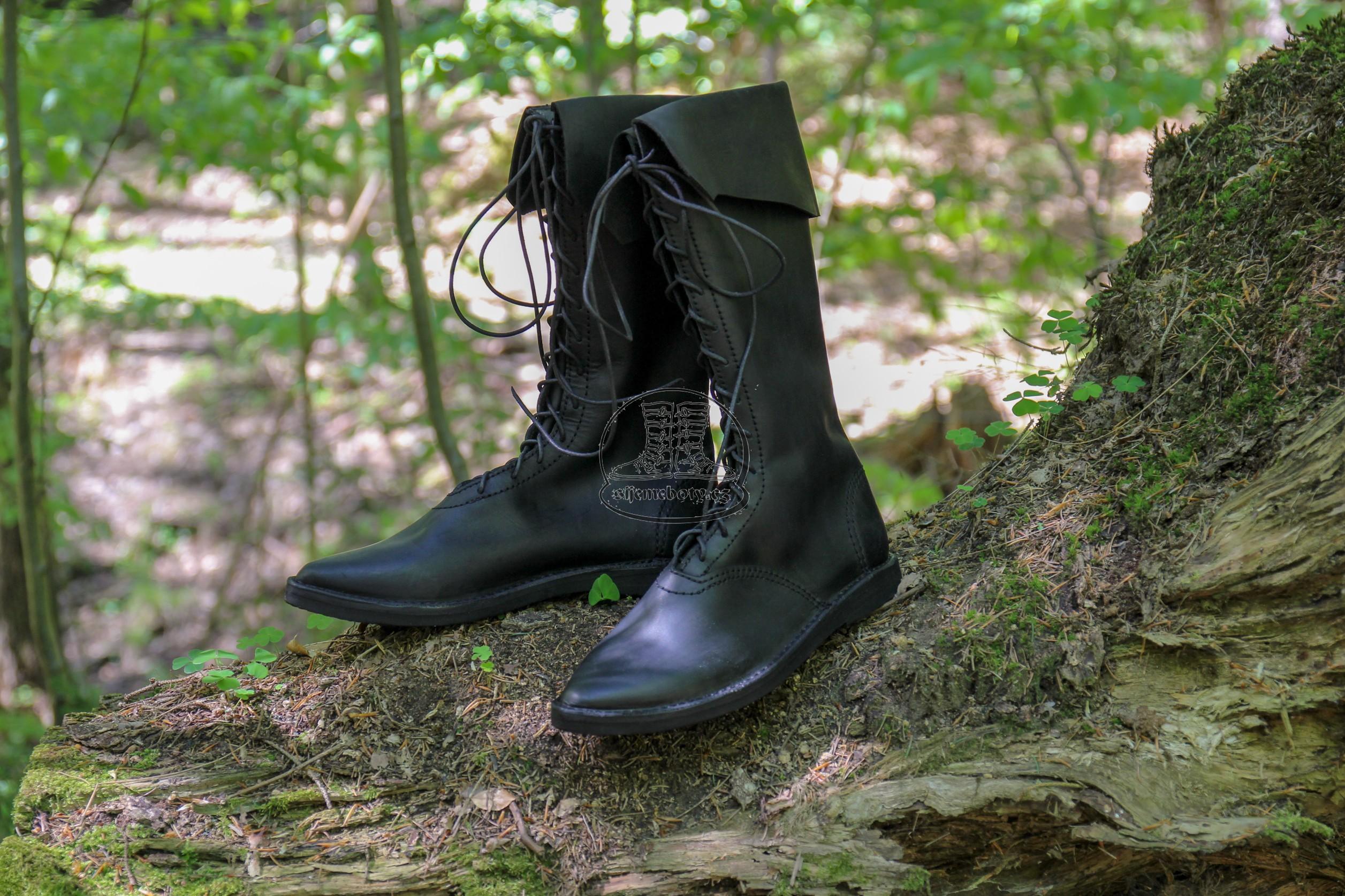 Středověké kožené boty na šněrování, 14.-15. století