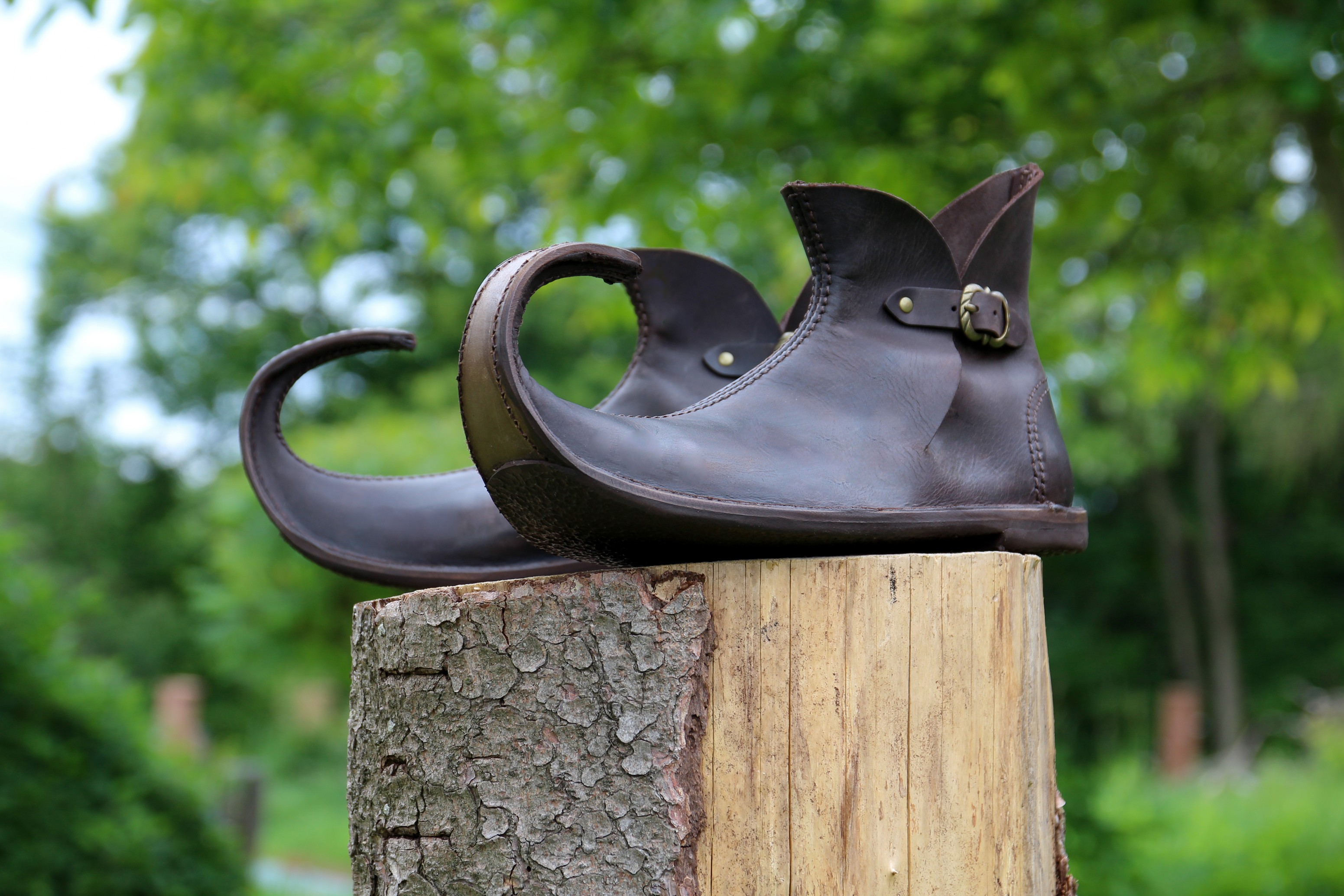 Škorně s výrazně zahnutými špičkami