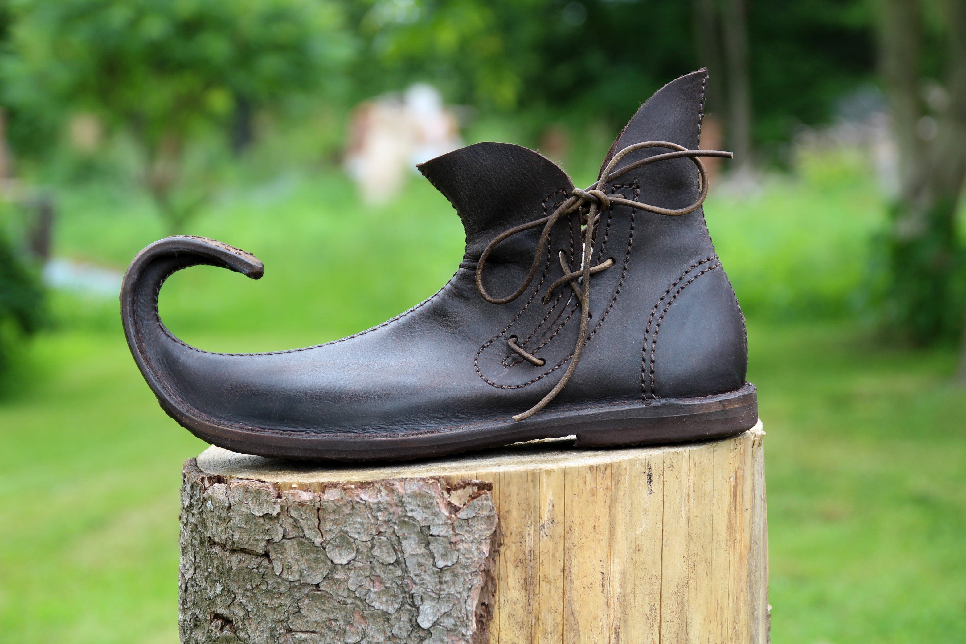 Škorně s výrazně zahnutými špičkami a šněrováním