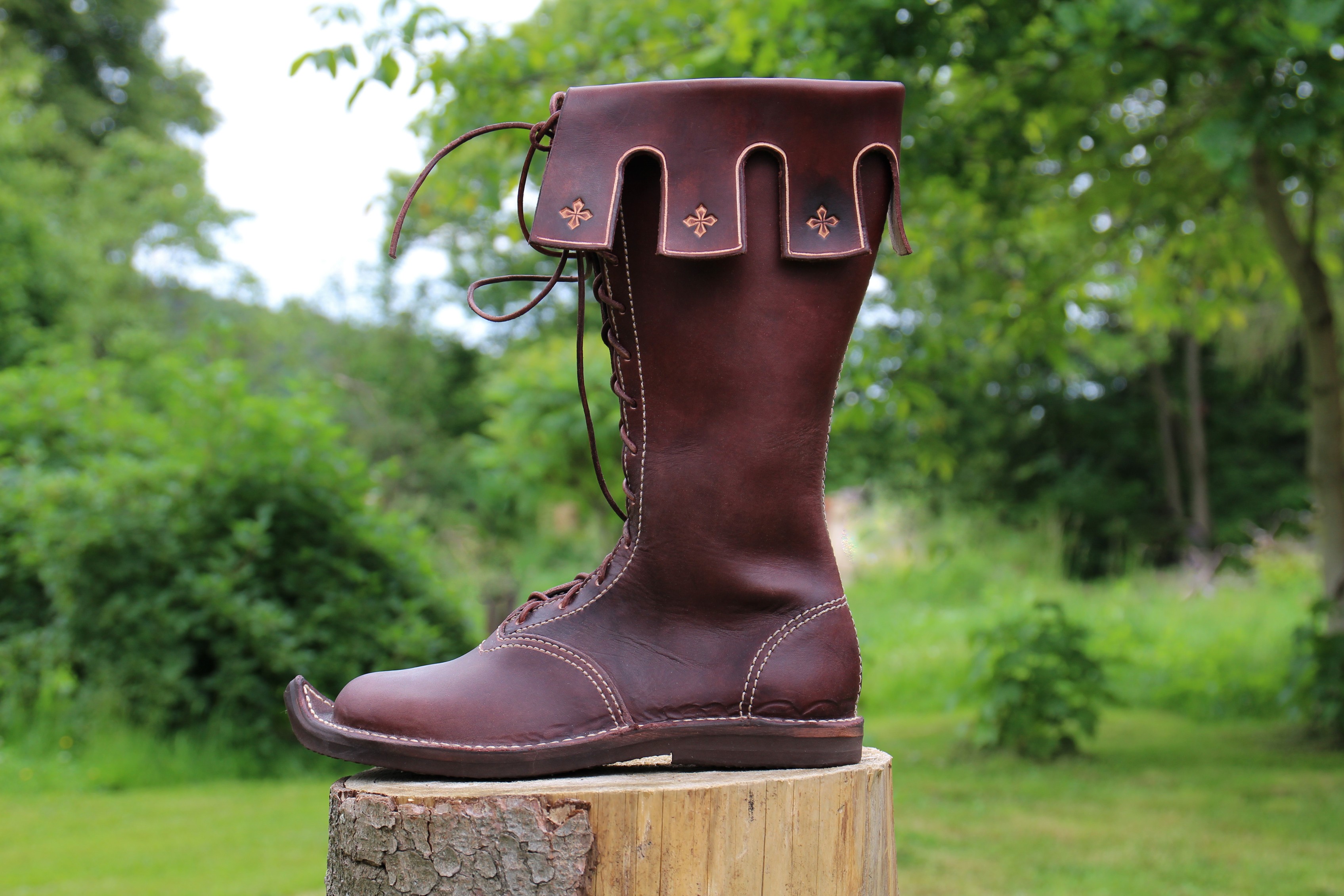 Středověké šněrovací holínky se zdobenou manžetou, 12-15 stol.