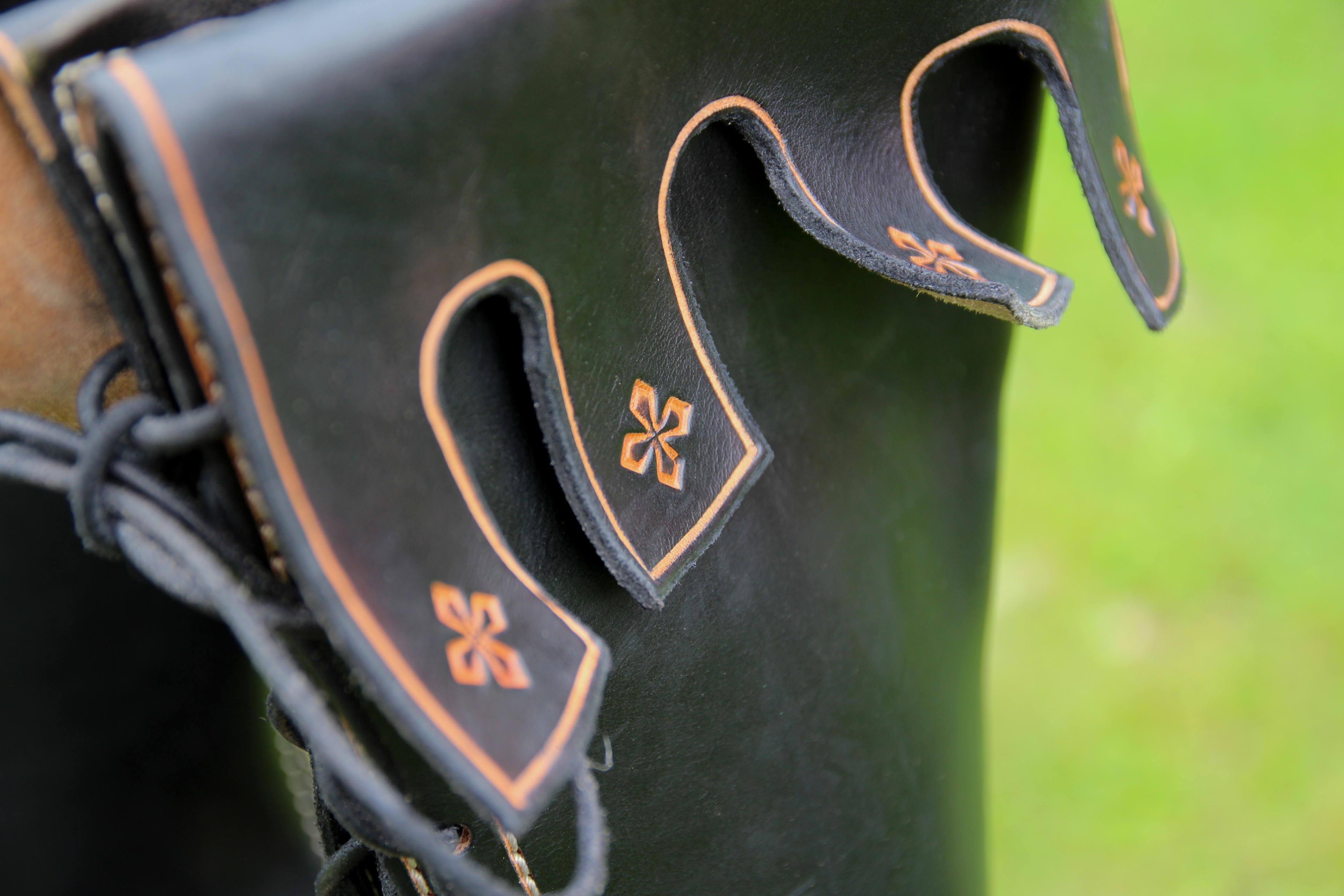 Středověké šněrovací holínky se špičatou špičkou, 12-15 stol.