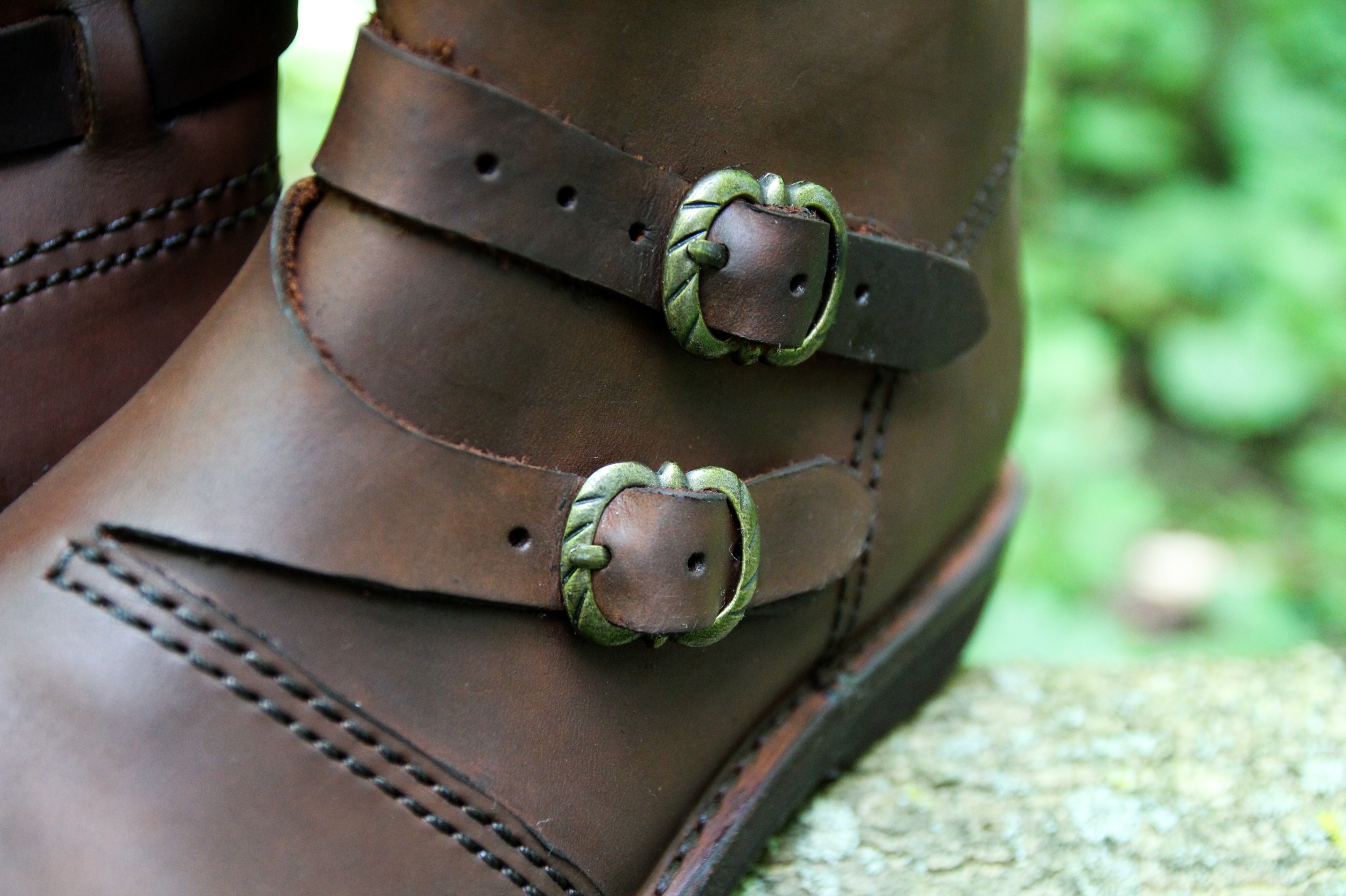 Středověké boty s přezkami