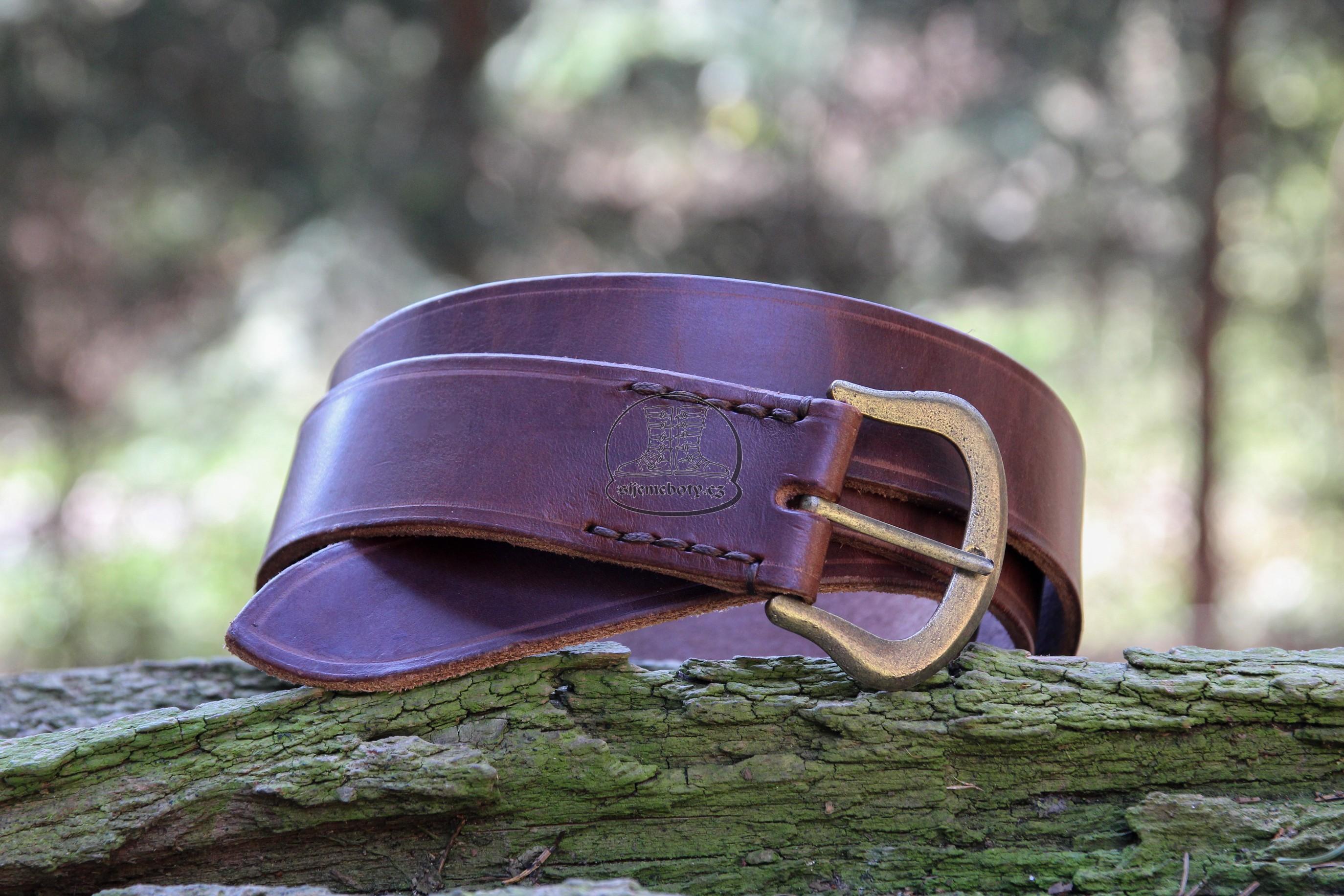 Kožený opasek se širokou sponou