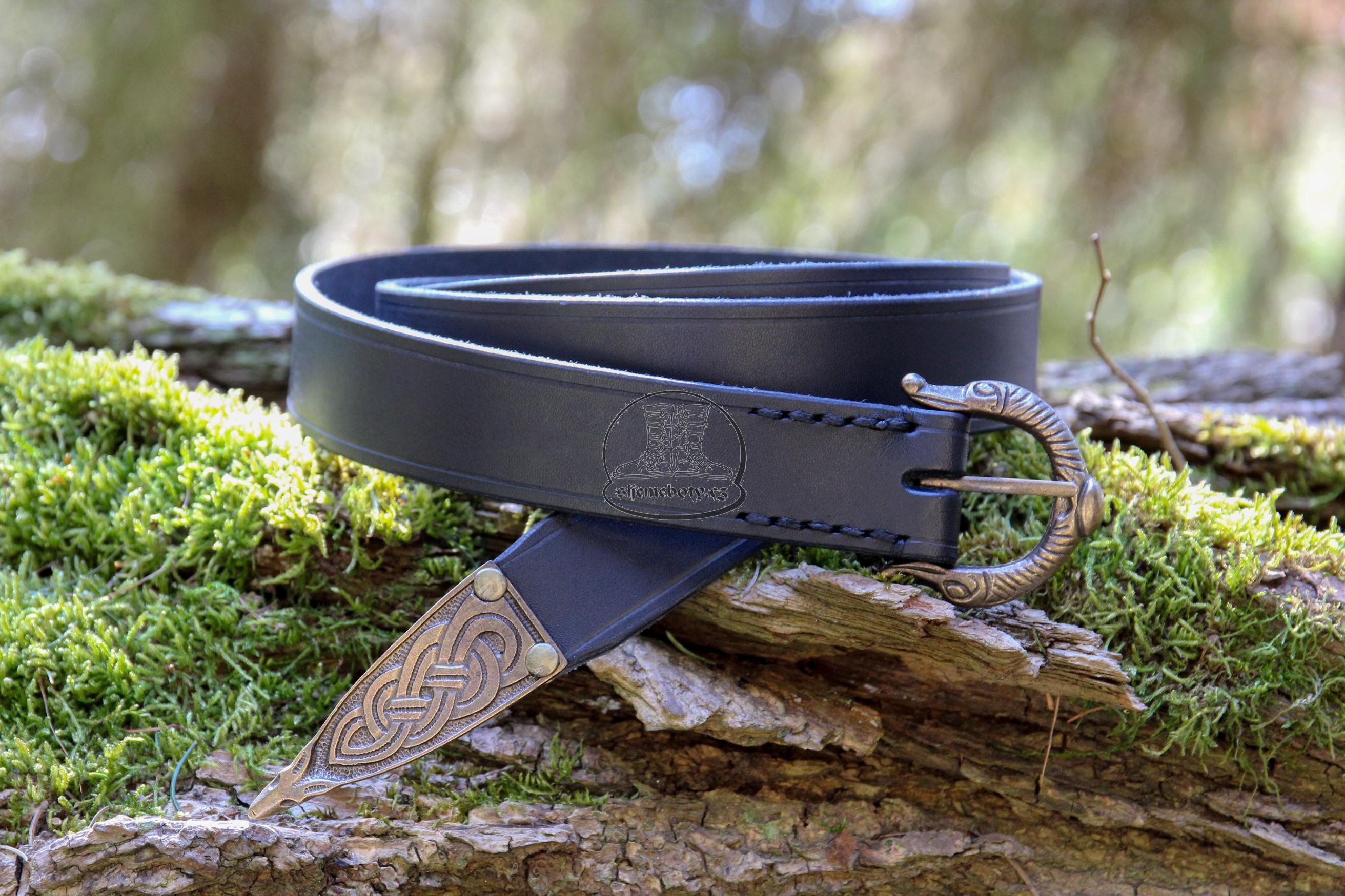 Vikingský pásek se zdobenou přezkou ve stylu Borre