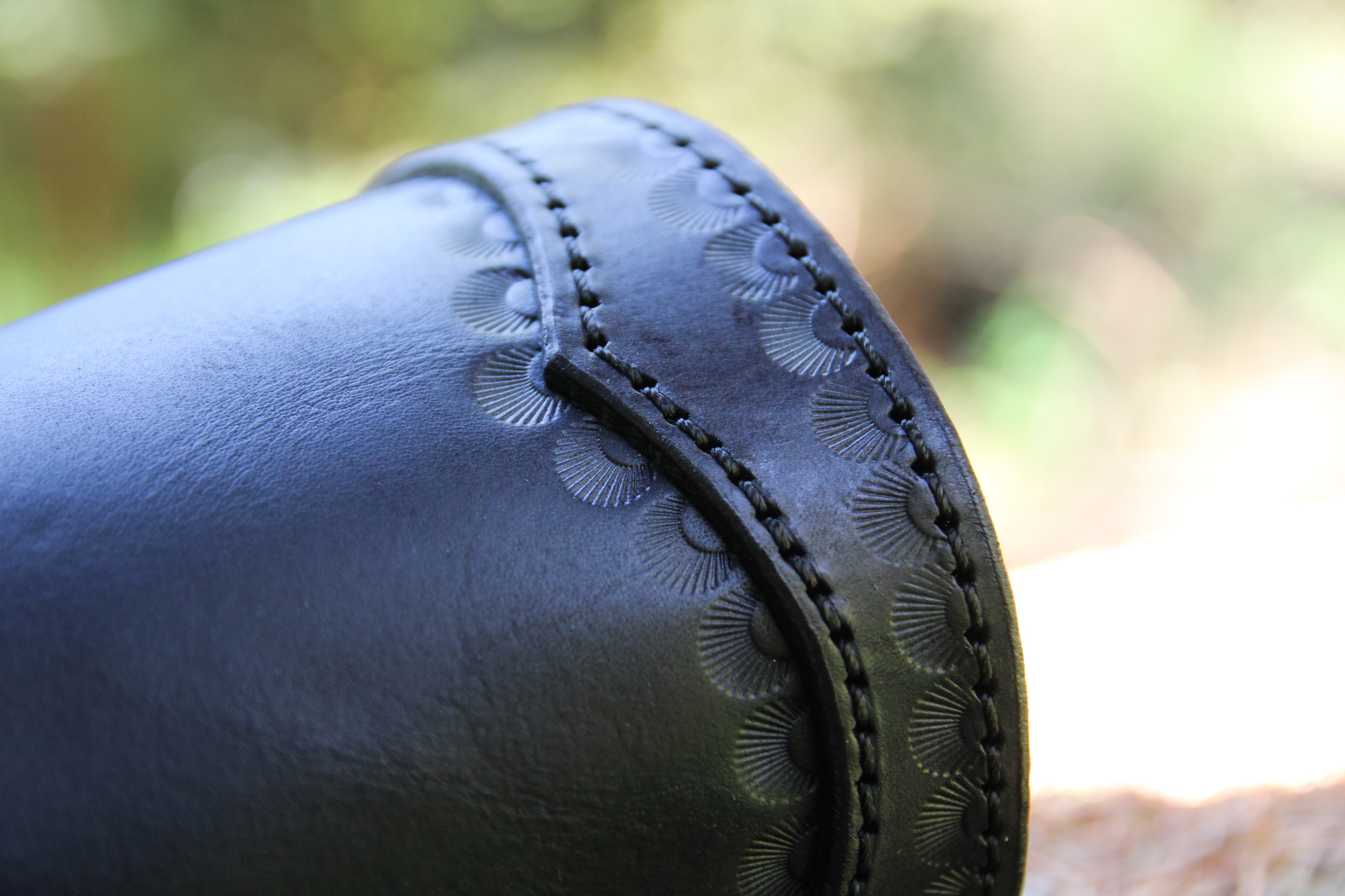 Kožený nátepník s ozdobným lemem