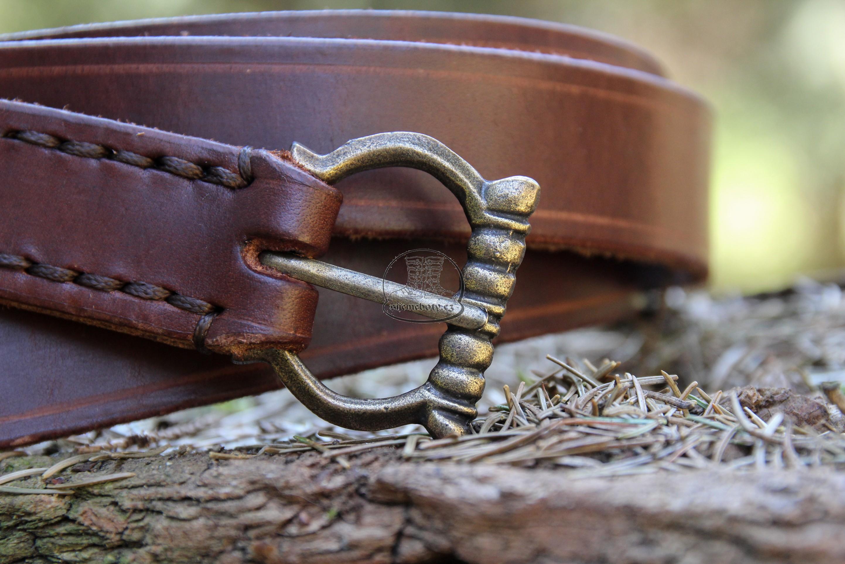 Kožený pásek v gotickém stylu