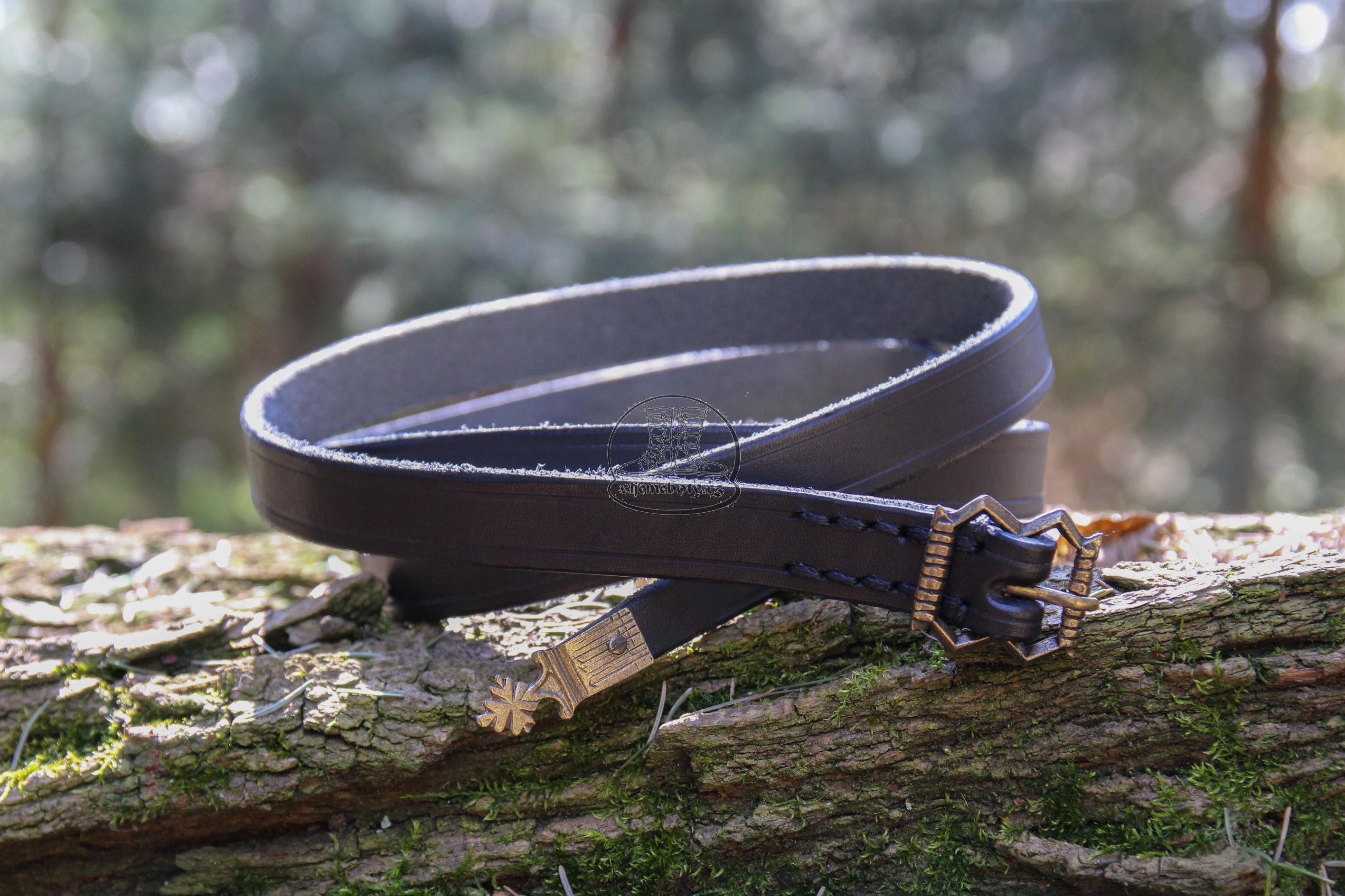 Gotický opasek ze 14. století s nákončím