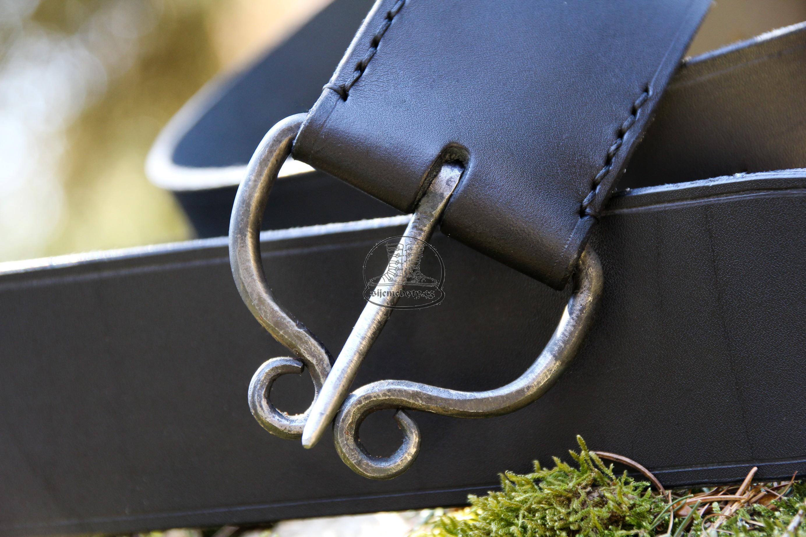 Středověký opasek se železnou přezkou