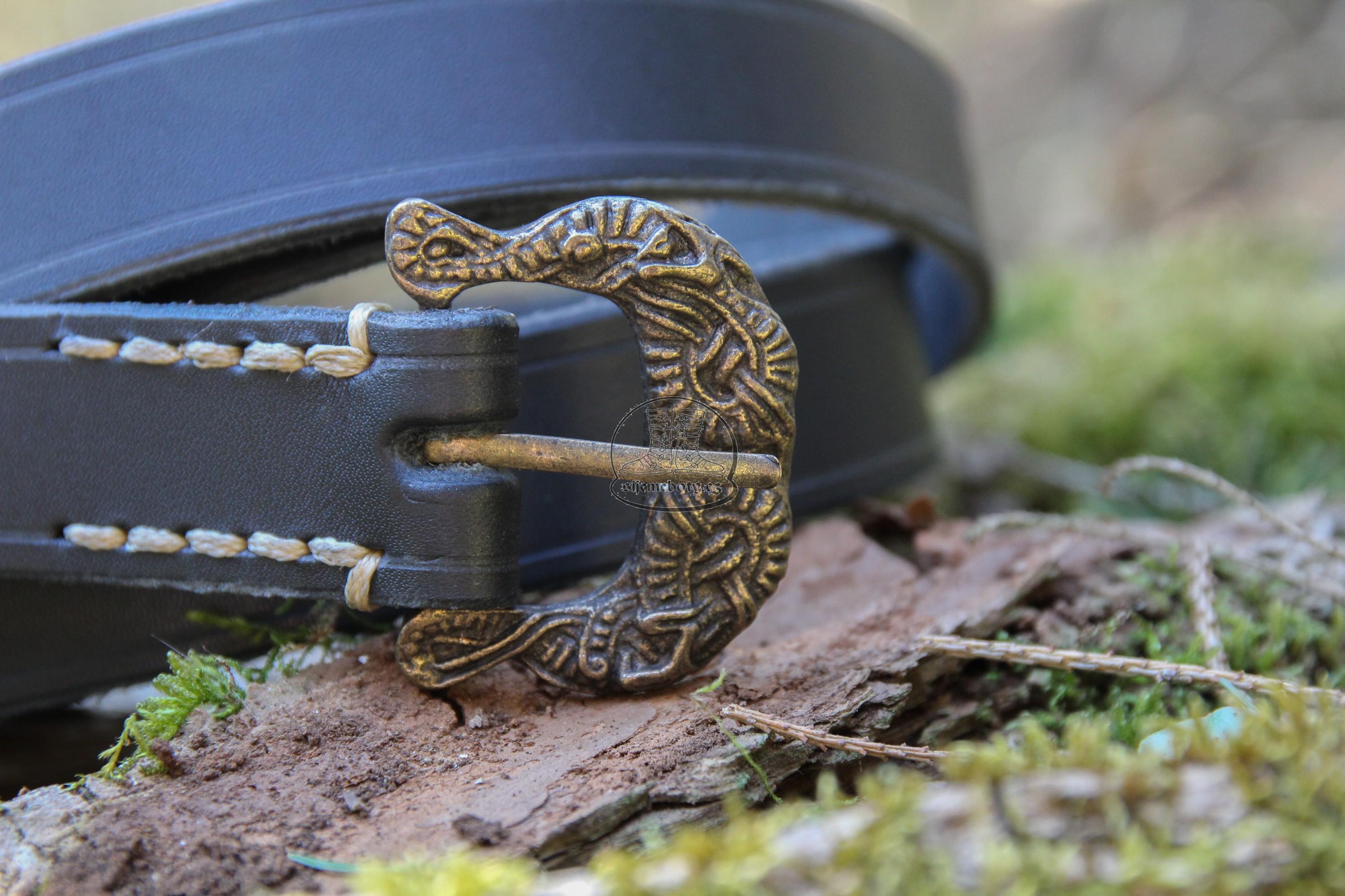 Gotický pásek s dekorativní přezkou