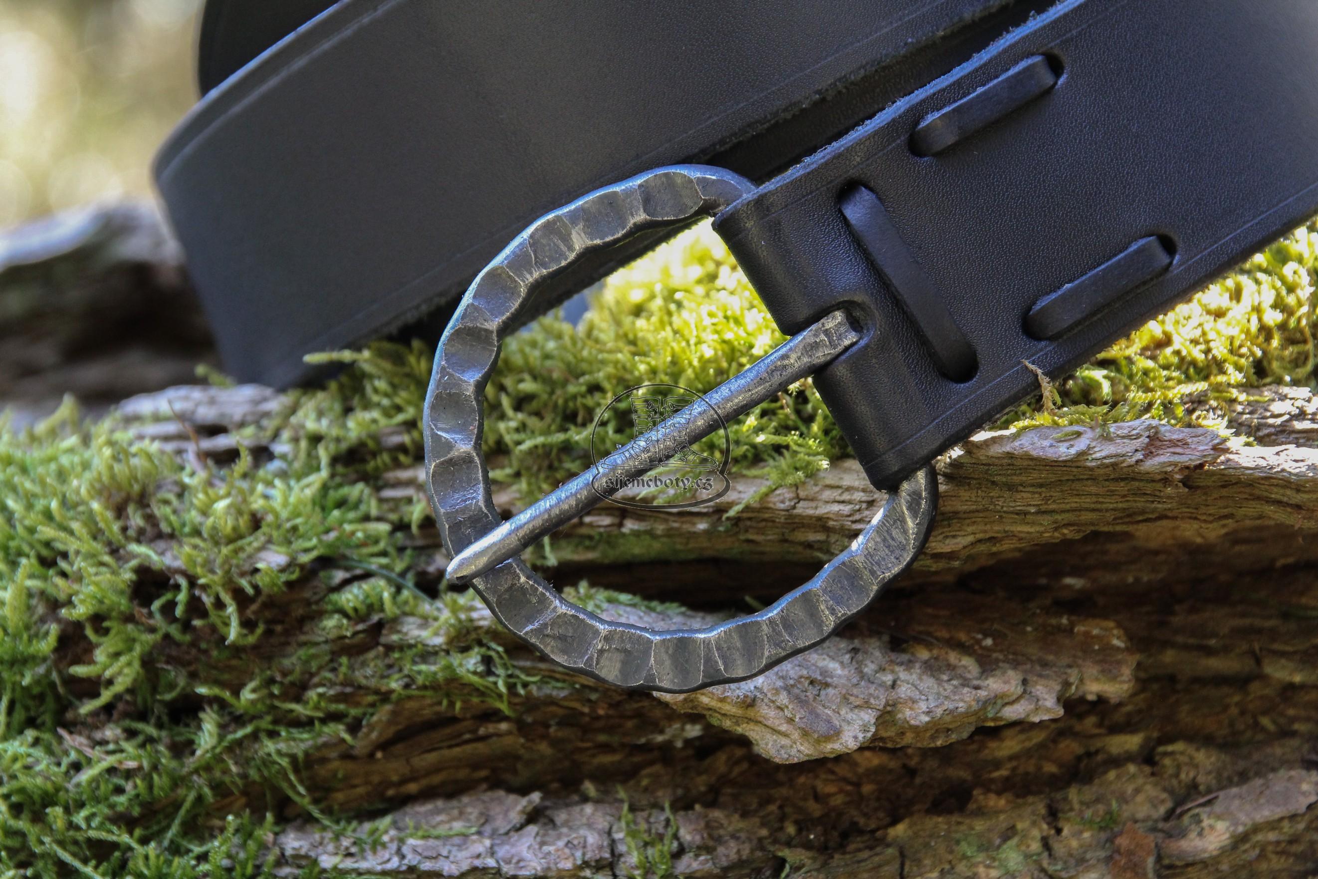 Široký gotický opasek se železnou přezkou