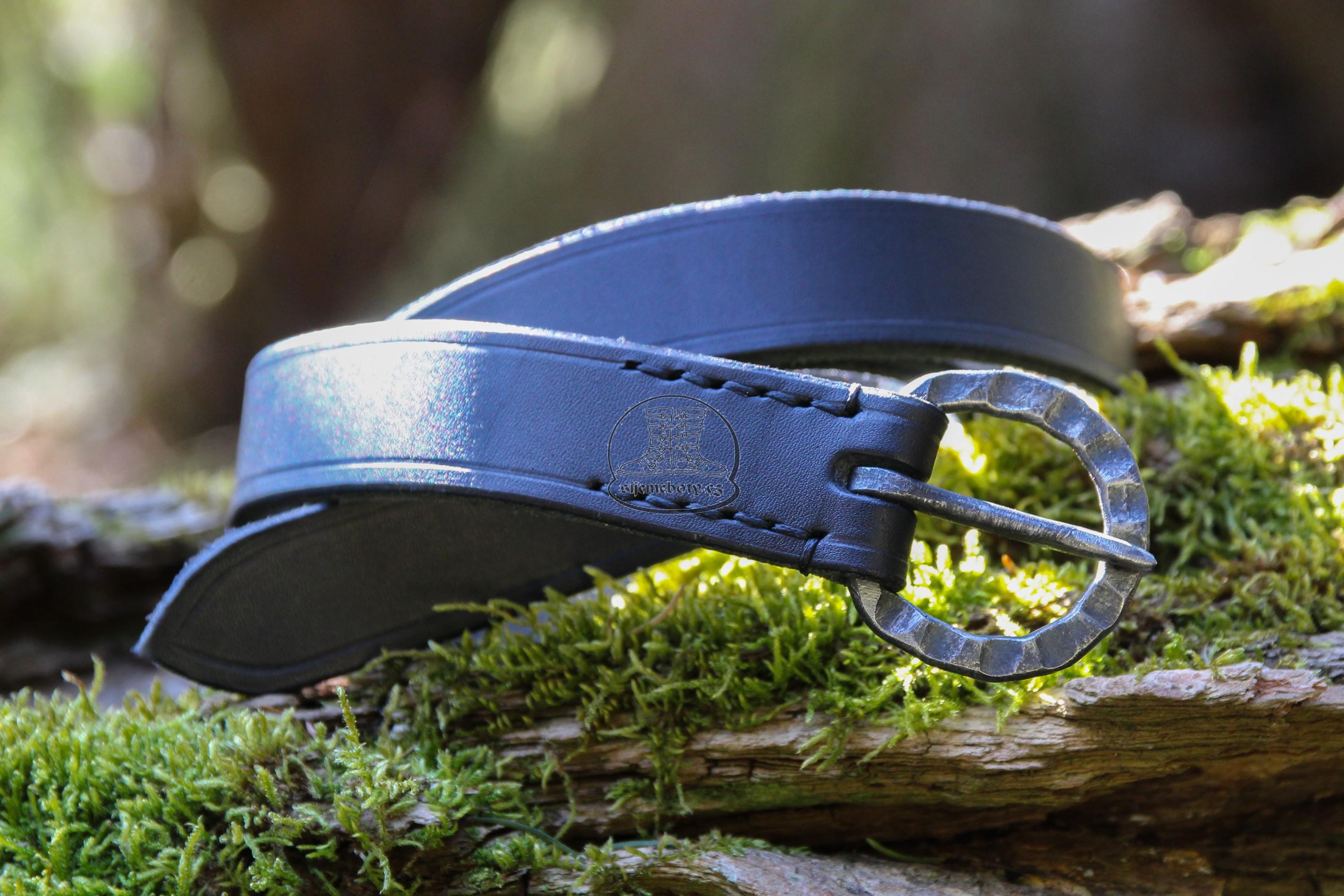 Úzký gotický opasek se železnou přezkou