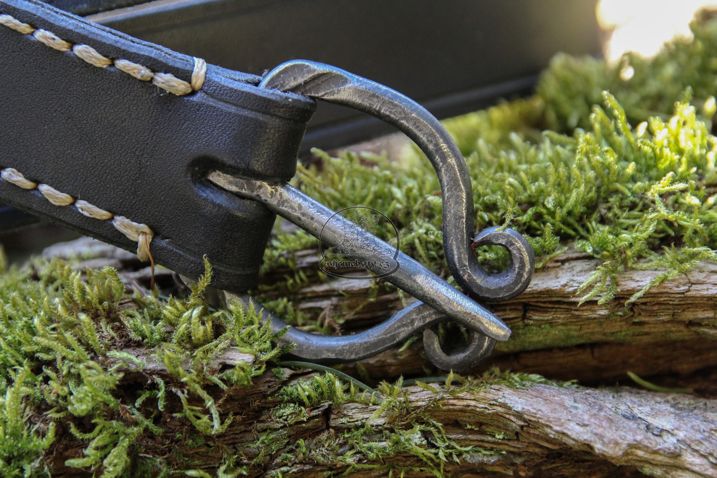 Úzká středověká spona s kovanou přezkou