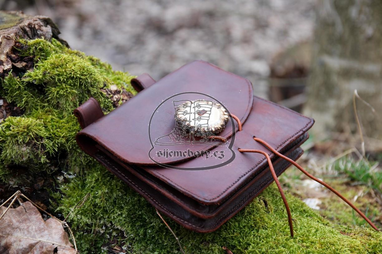 Raně středověká brašna s knoflíkem z parohu