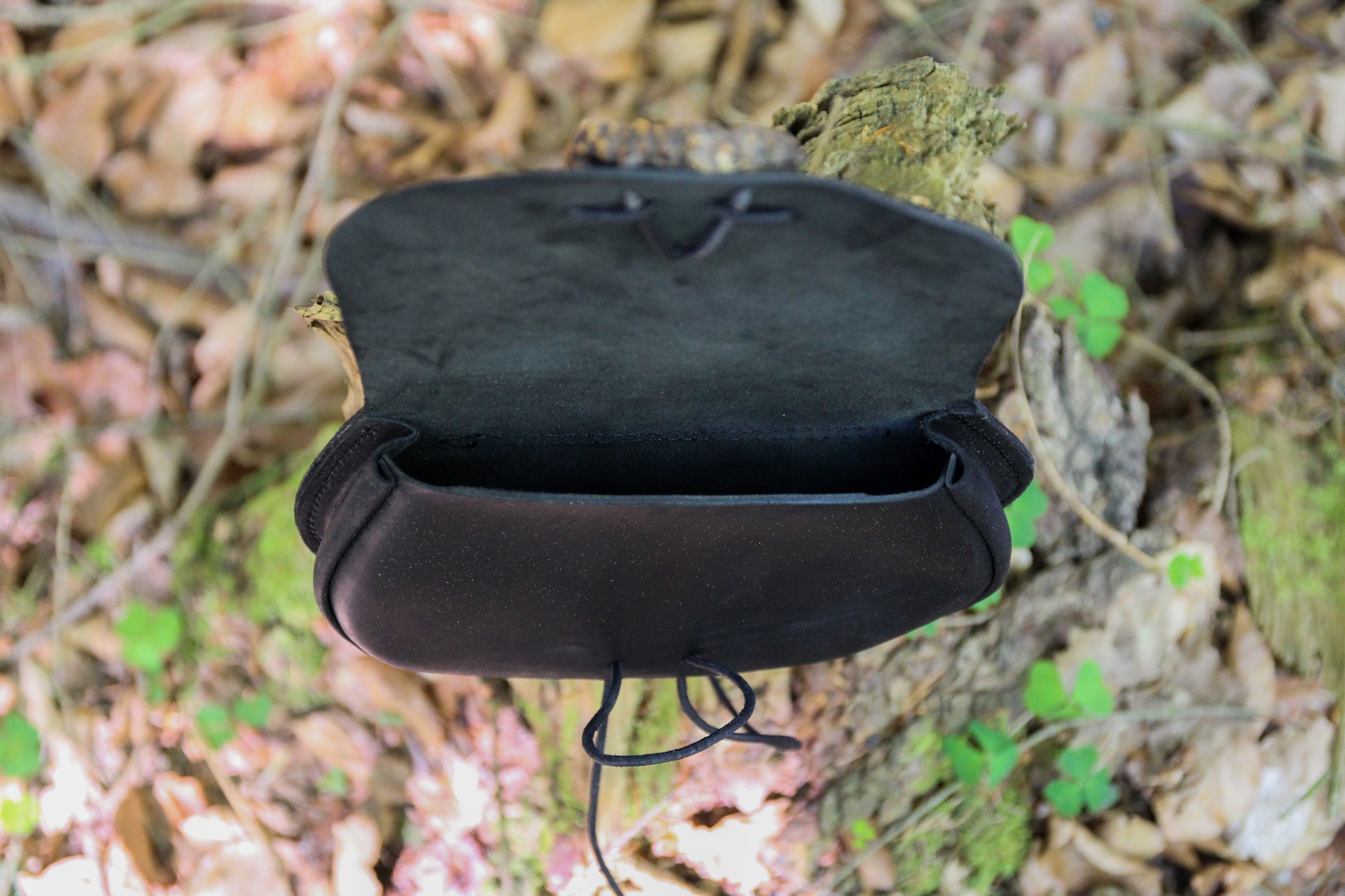 Středověká brašnička s knoflíkem z parohu