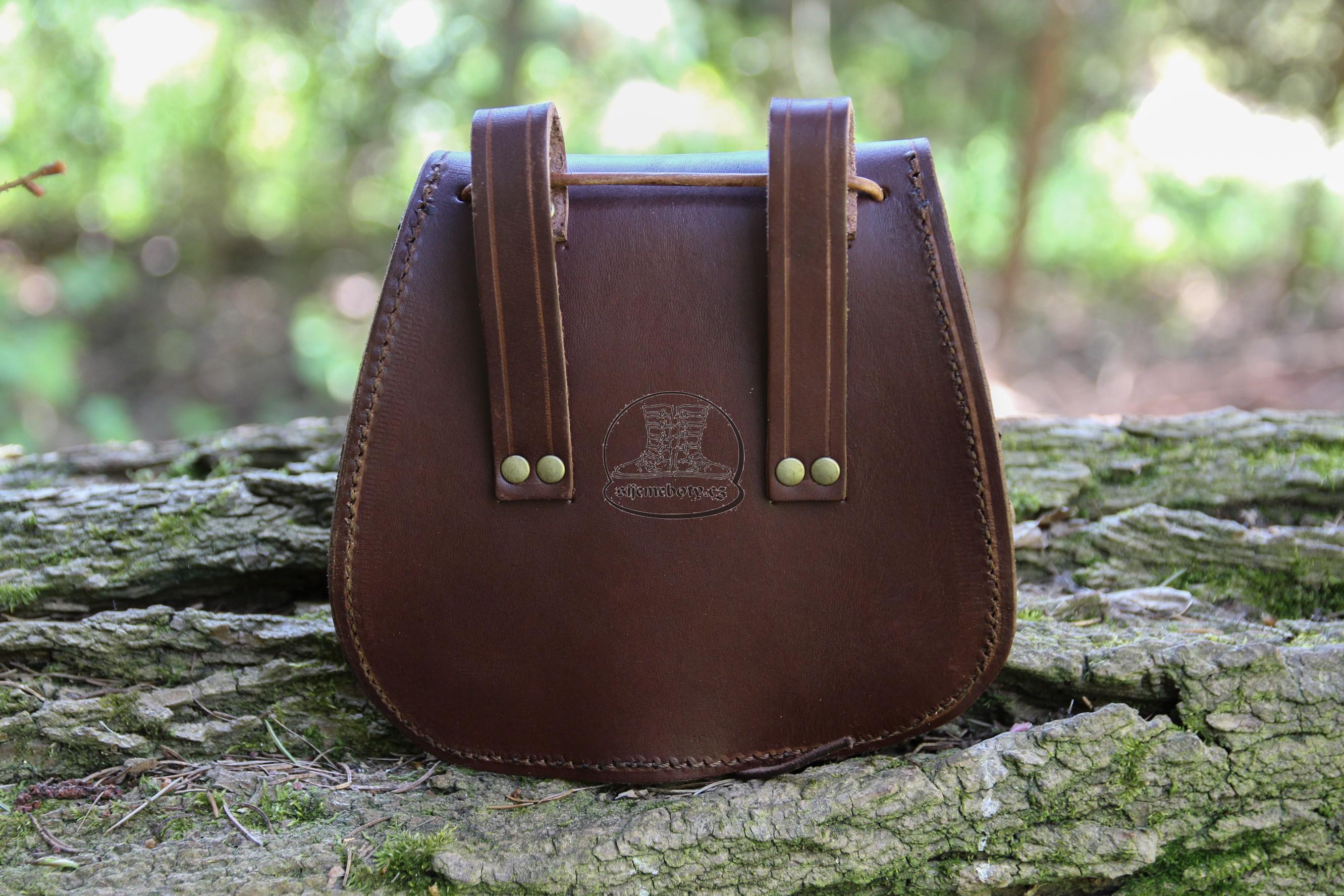 Malá středověká brašna s dekorativním knoflíkem