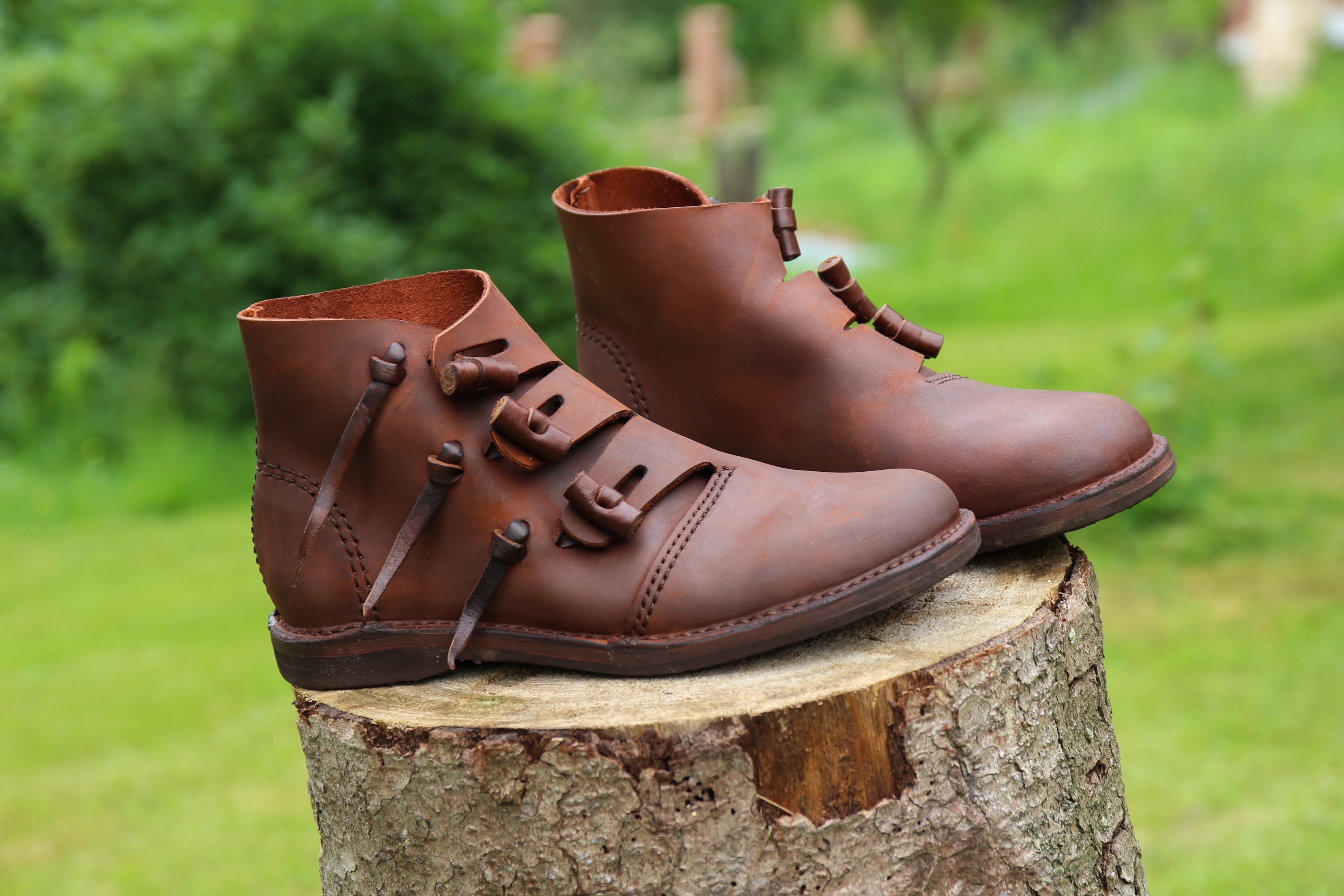 Vikingské boty s knoflíkem z parohu