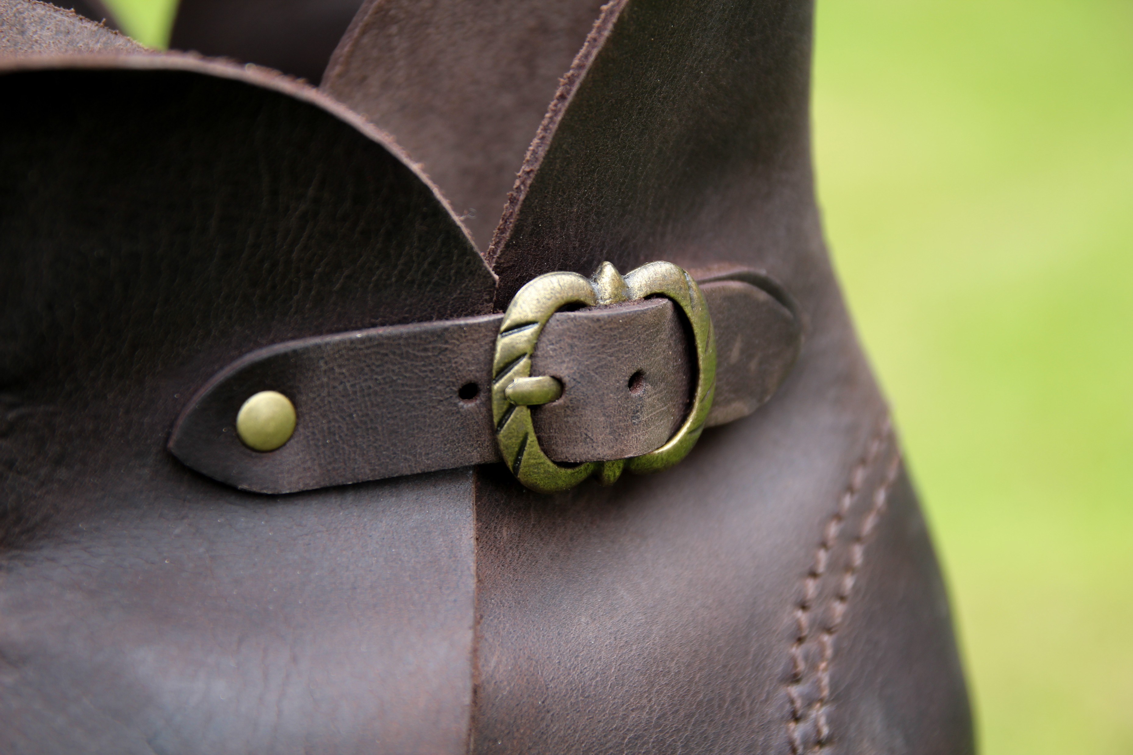 Škorně s výrazně zahnutými špičkami