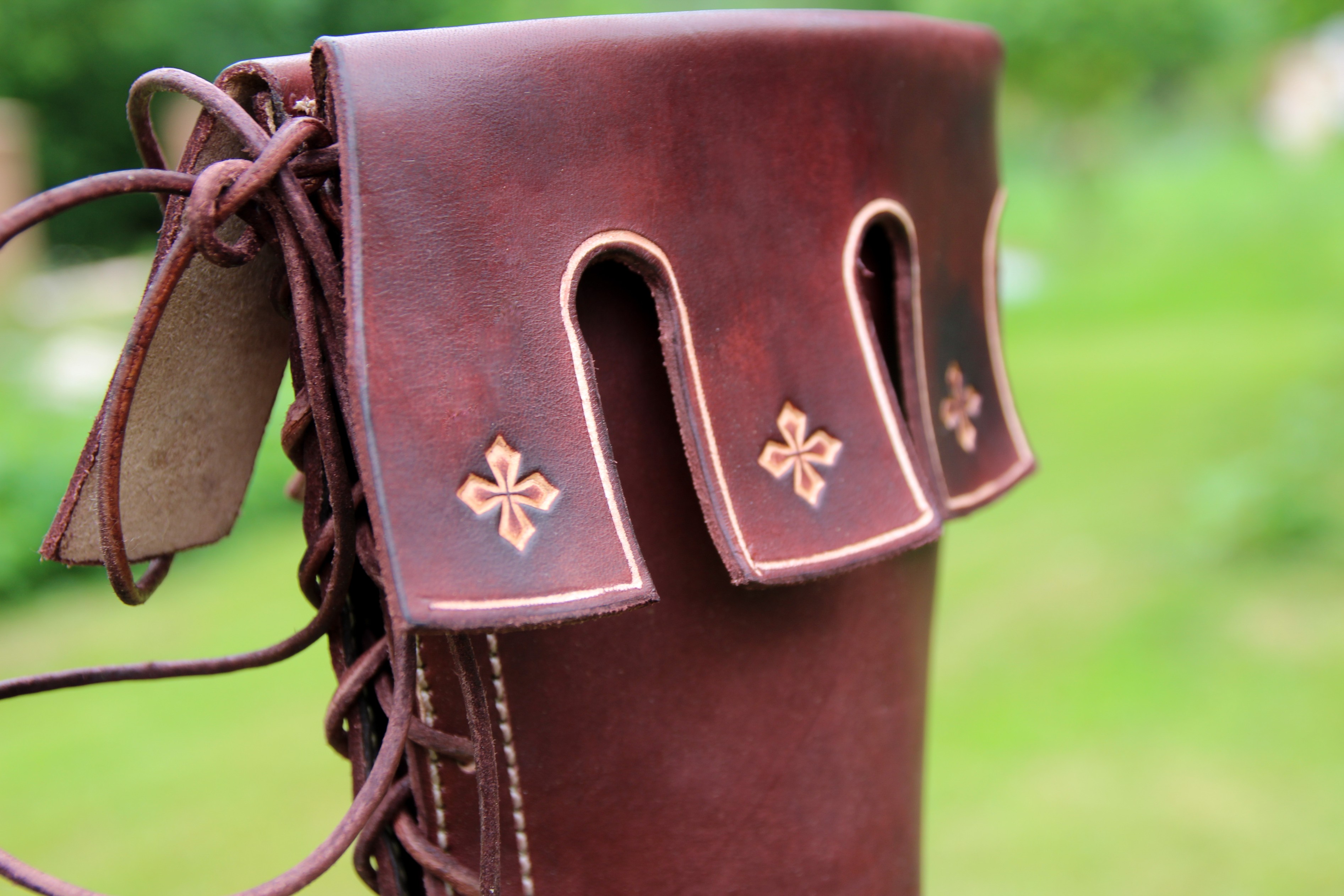 Středověké šněrovací holínky se zdobenou manžetou, 12-15 stol.