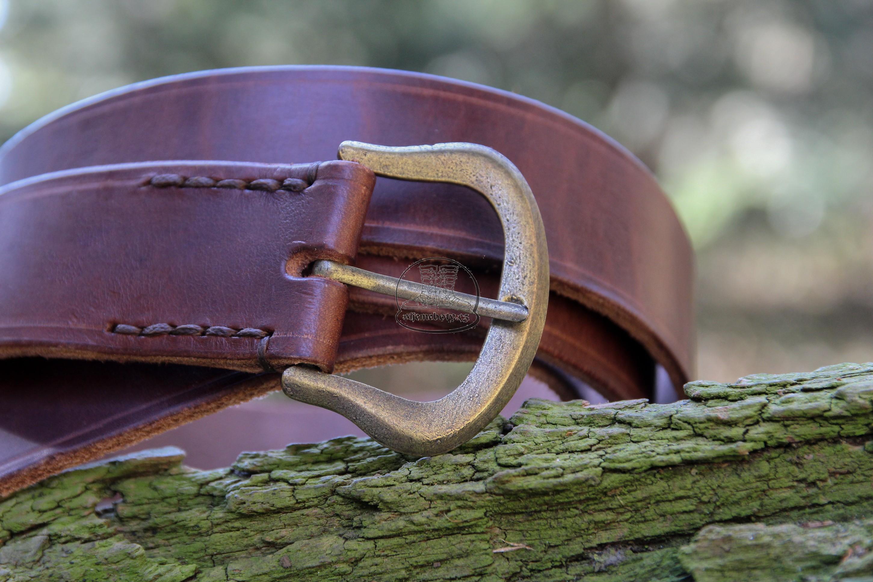 Kožený opasek se širokou sponou