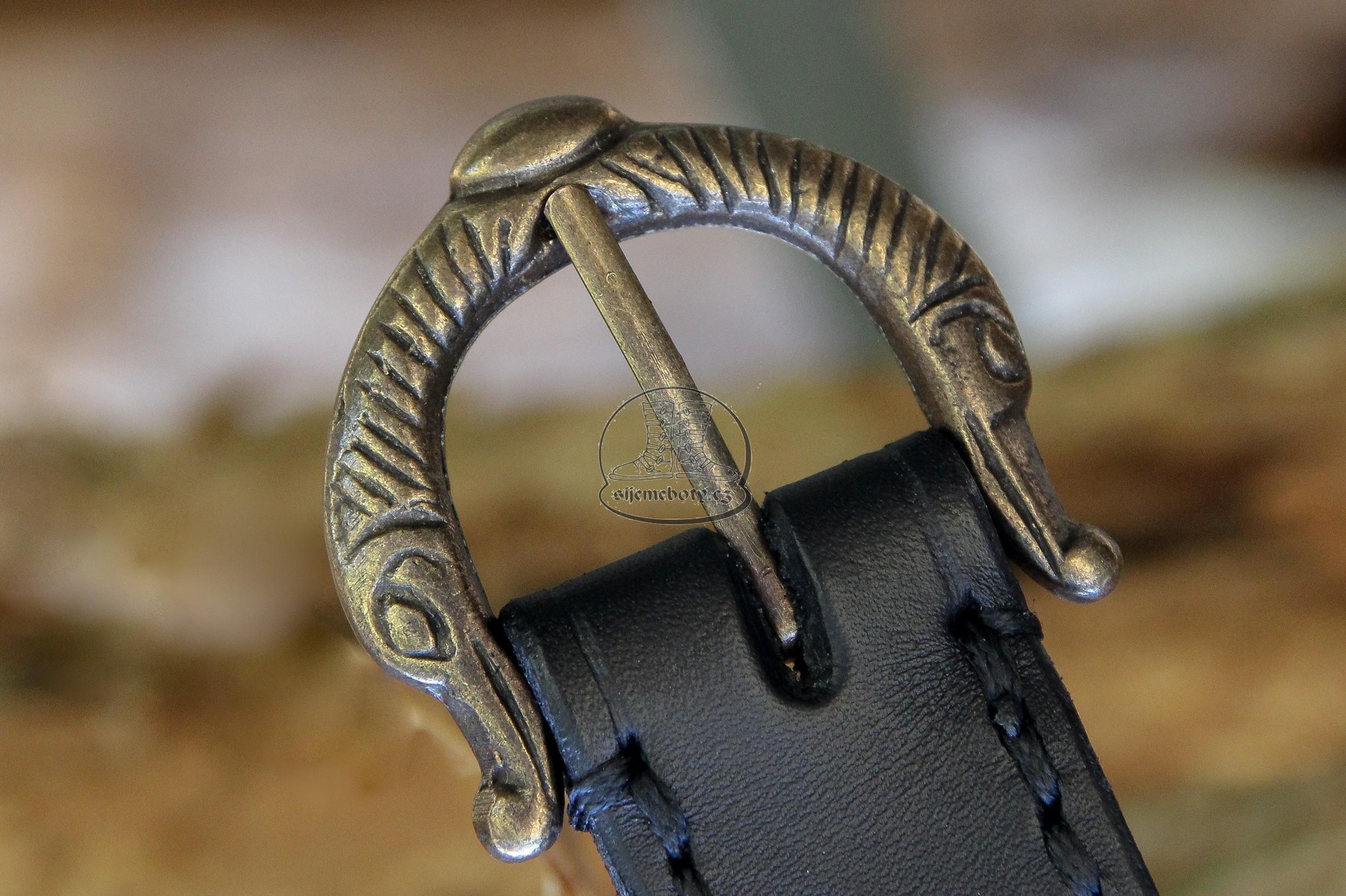Vikingský pásek se zdobenou přezkou ve stylu Borre
