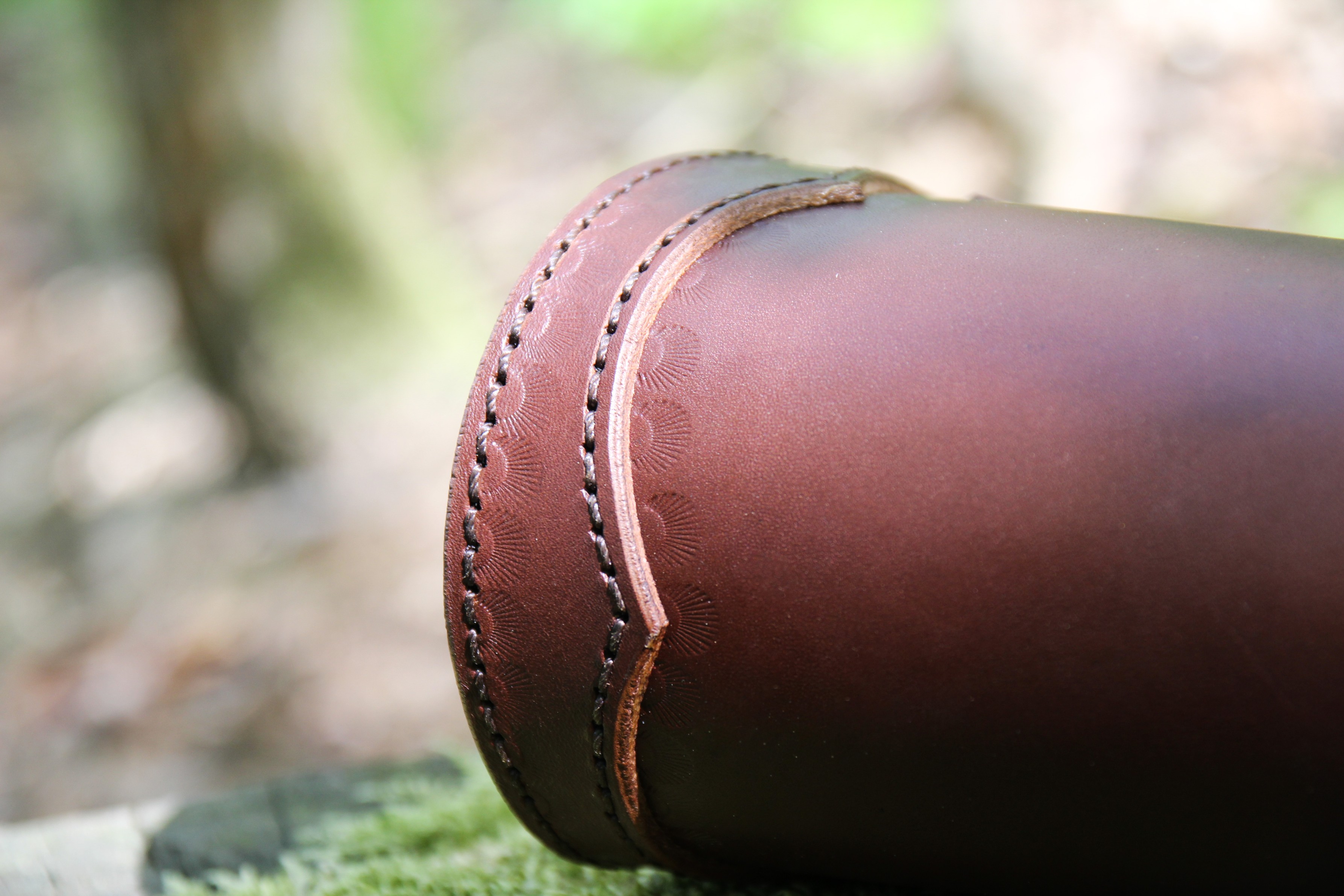 Kožený nátepník s ozdobným lemem