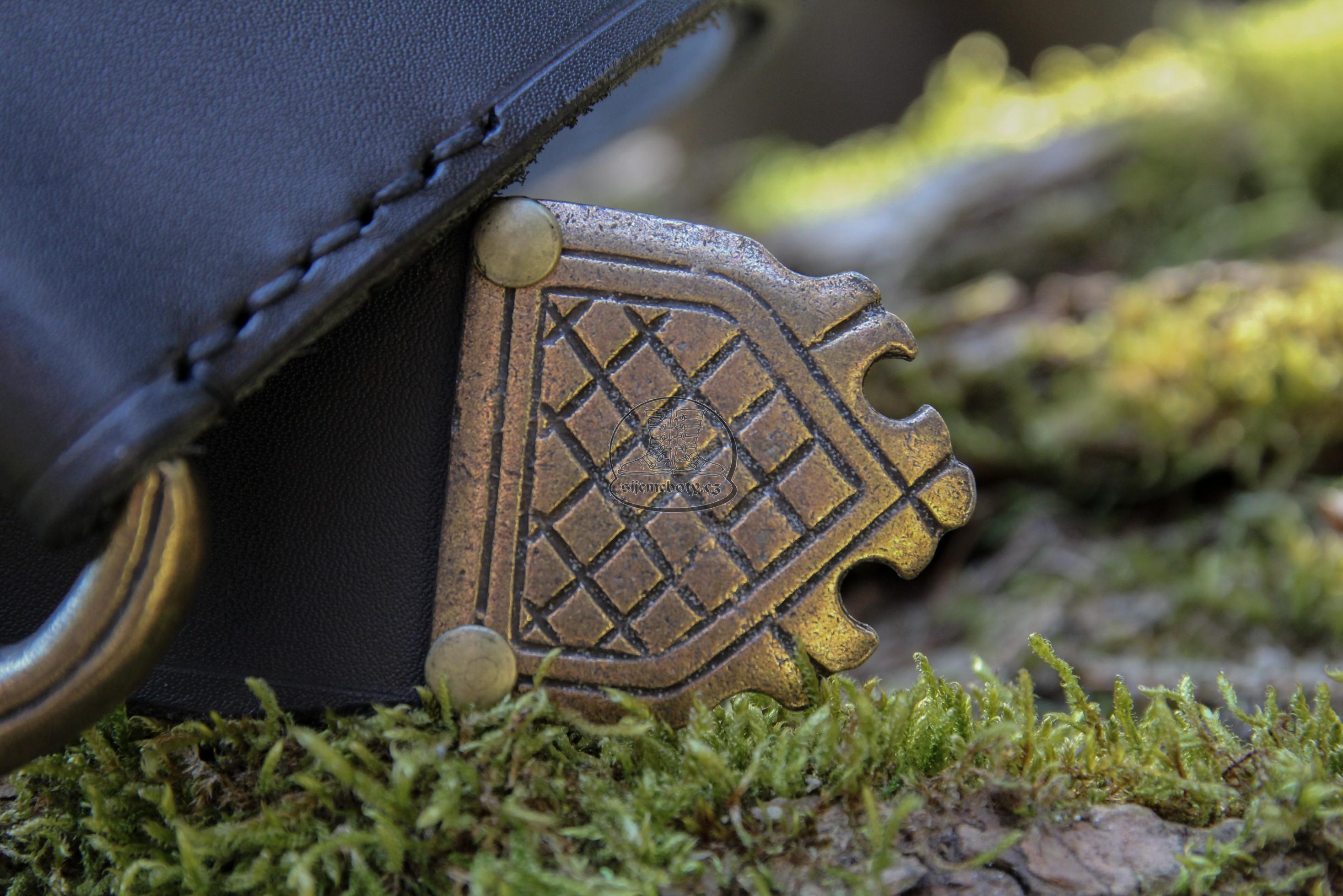 Kožený opasek v gotickém stylu