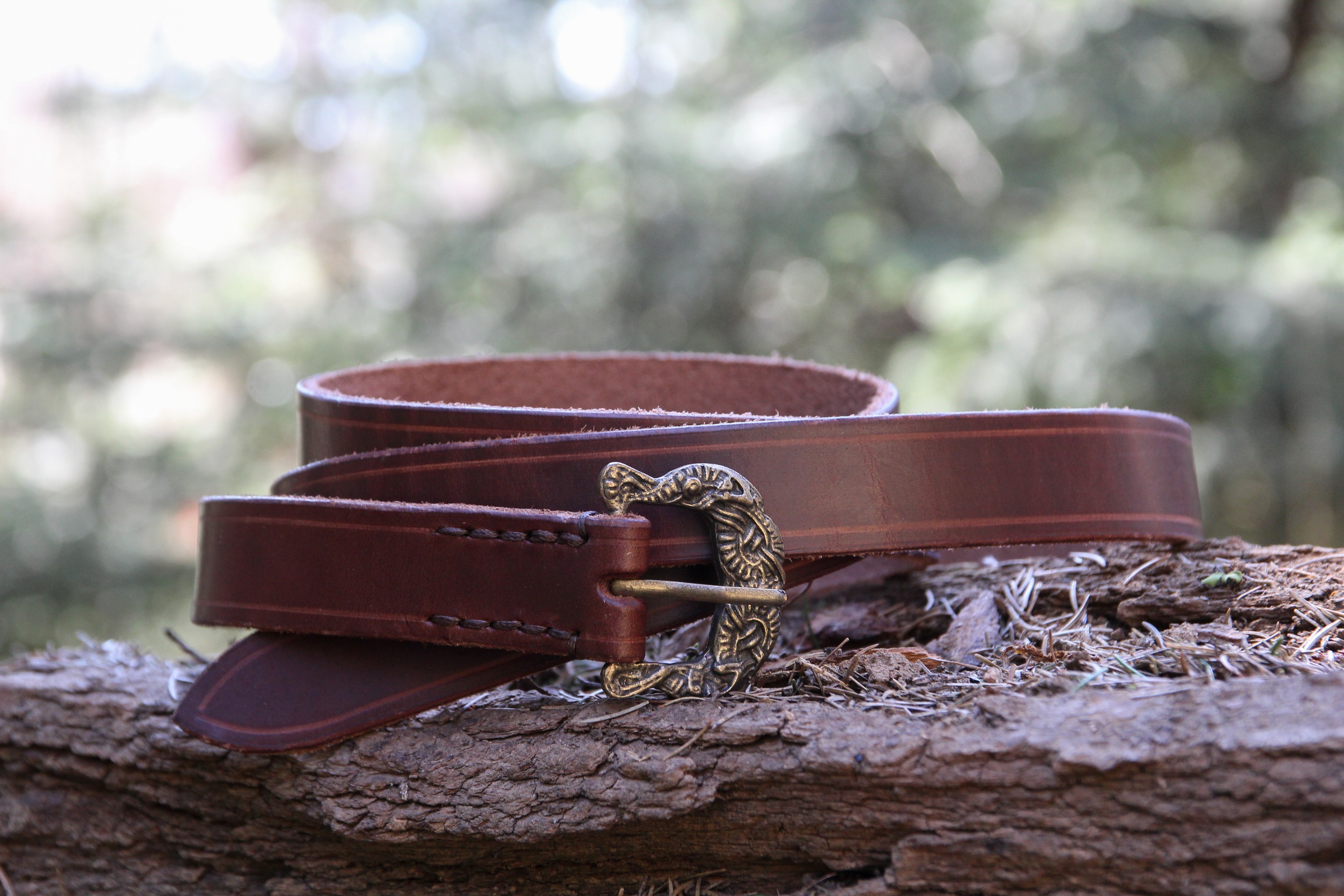 Gotický pásek s dekorativní přezkou