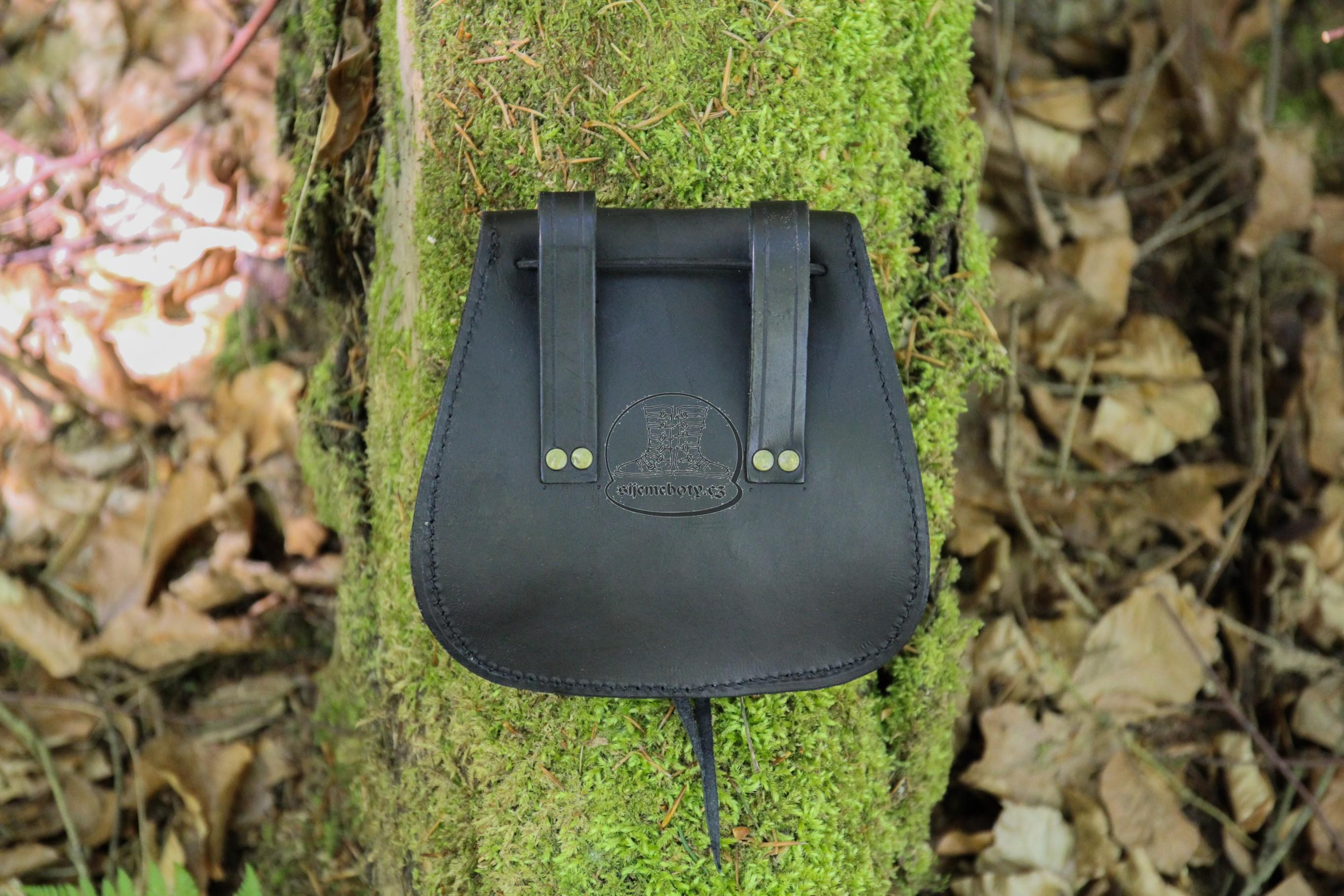 Malá středověká brašna s dekorativním knoflíkem