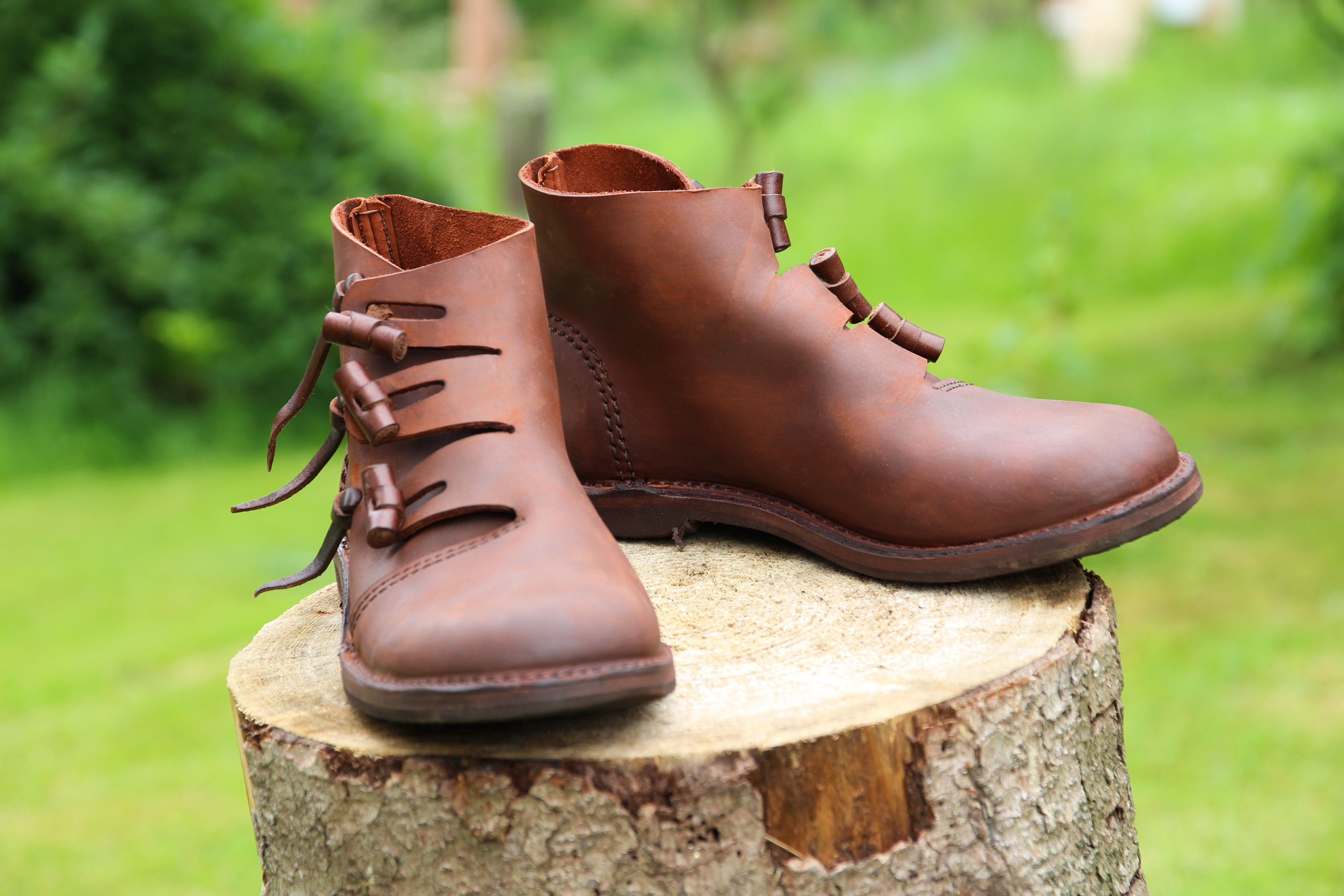 Vikingské boty s knoflíkem z parohu