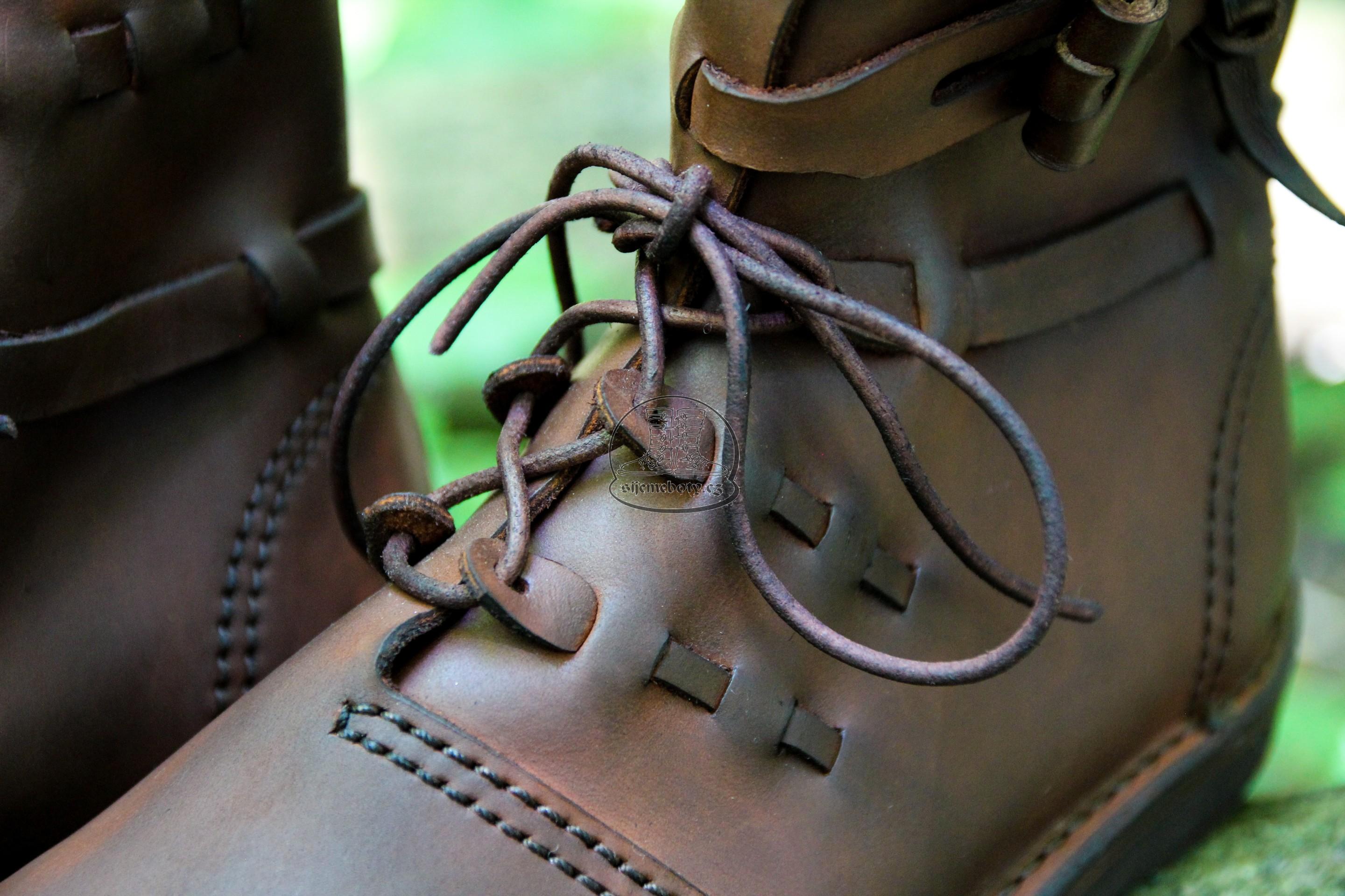 Středověké kožené boty