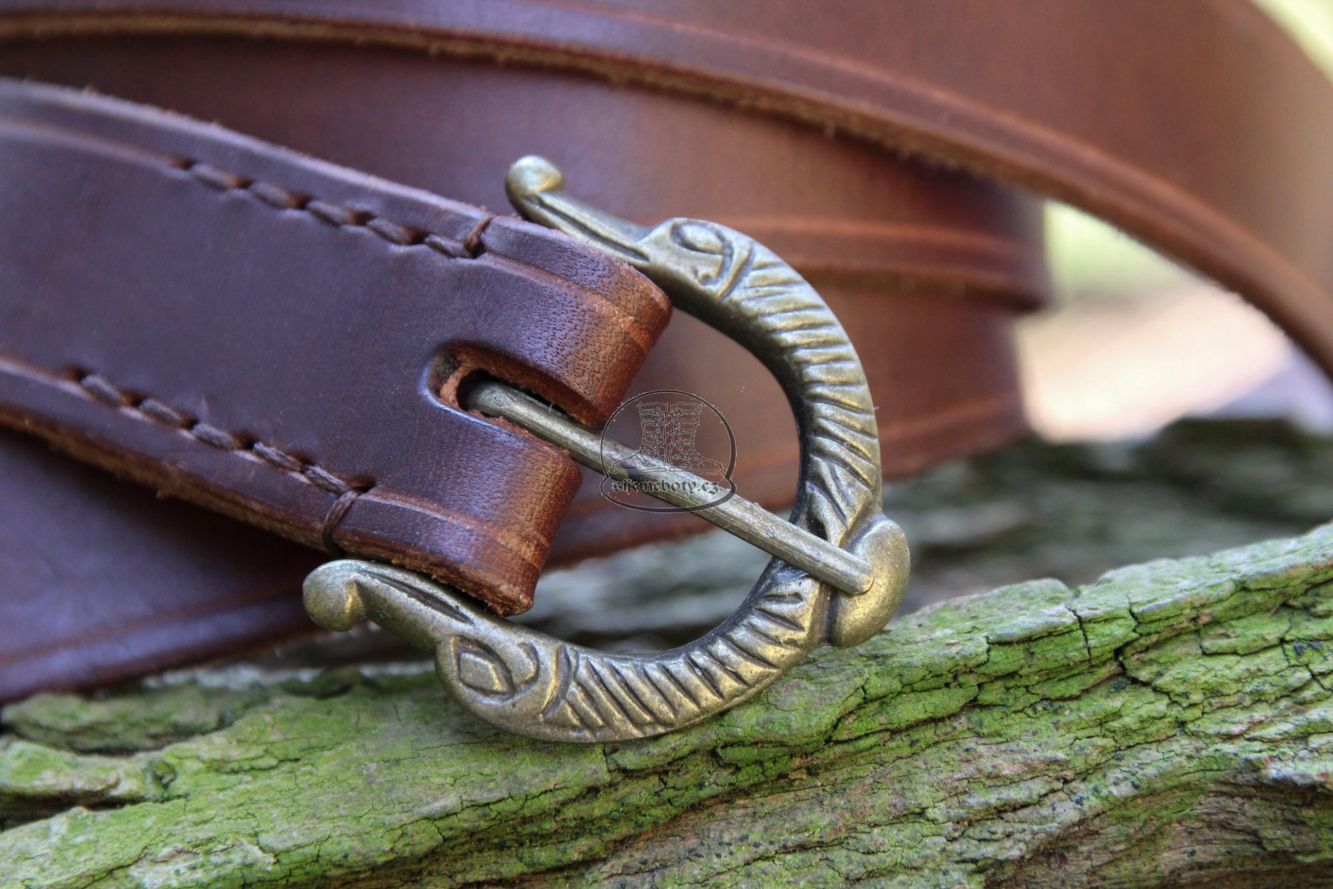 Vikingský pásek se zdobenou přezkou ve stylu Borre