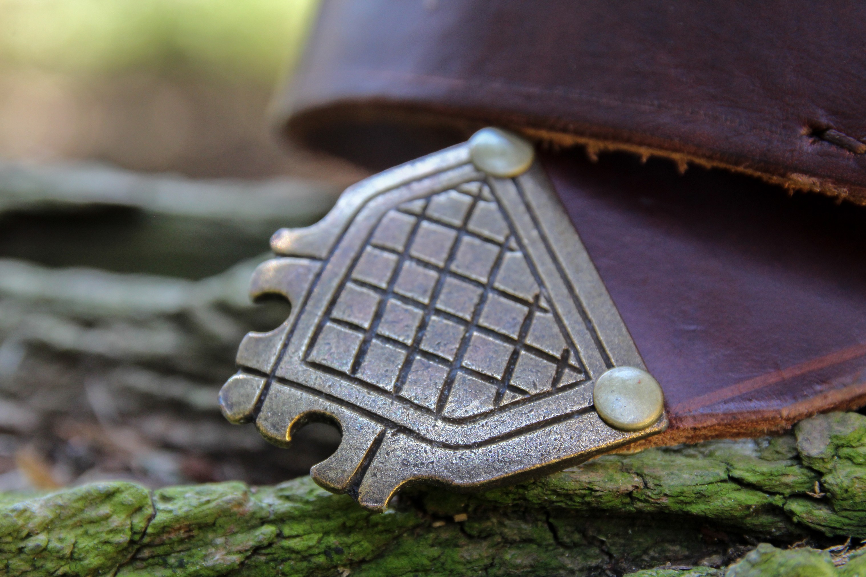 Kožený opasek v gotickém stylu